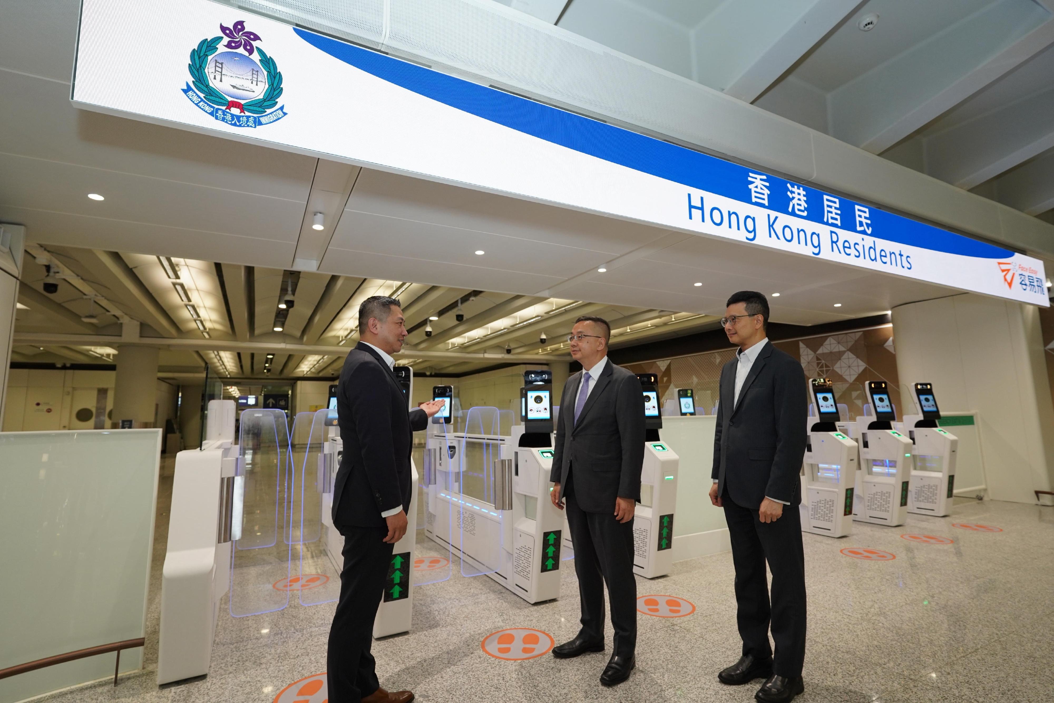 The Director of Immigration, Mr Benson Kwok, today (March 31) visited Airport control point. Photo shows Mr Kwok (Centre) inspecting the first-day operation of the 12 newly installed e-channels in the arrival hall.