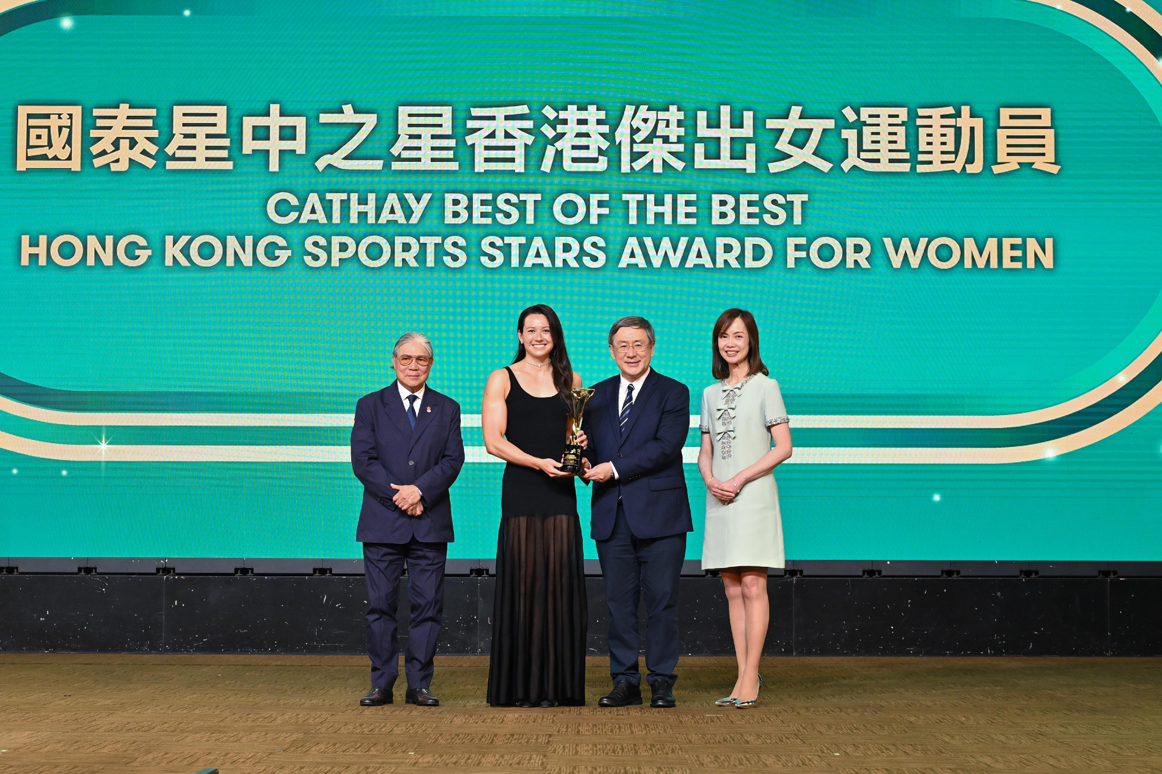 署理政務司司長卓永興今日(三月三十一日)出席國泰2025年度香港傑出運動員選舉頒獎典禮。圖示卓永興(右二)頒發「國泰星中之星香港傑出女運動員」獎項予游泳運動員何詩蓓(左二)。