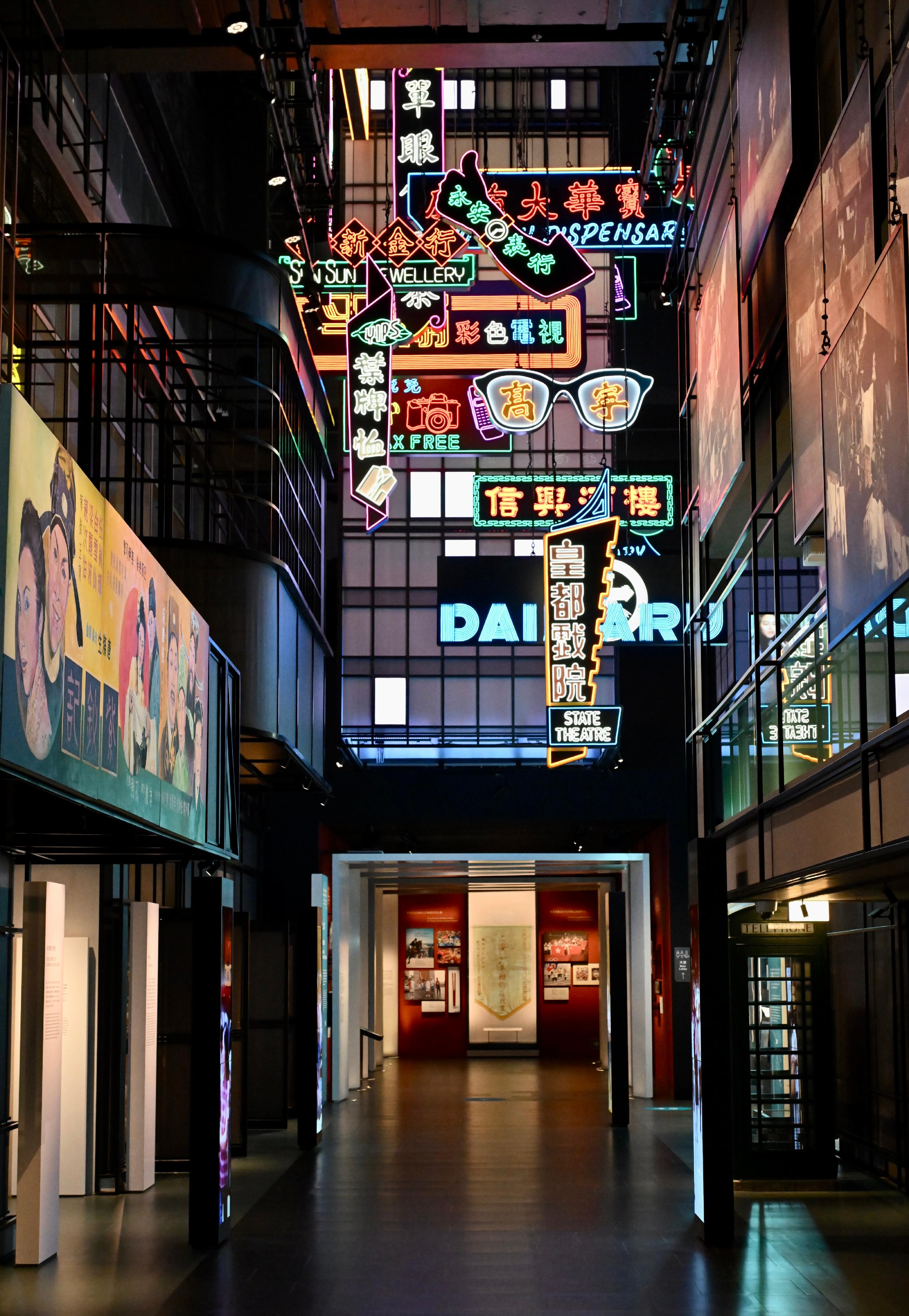 香港歷史博物館明日（四月一日）起，推出更新的常設展覽「香港故事」。圖示模仿一九七○年代滿布霓虹招牌的街景。