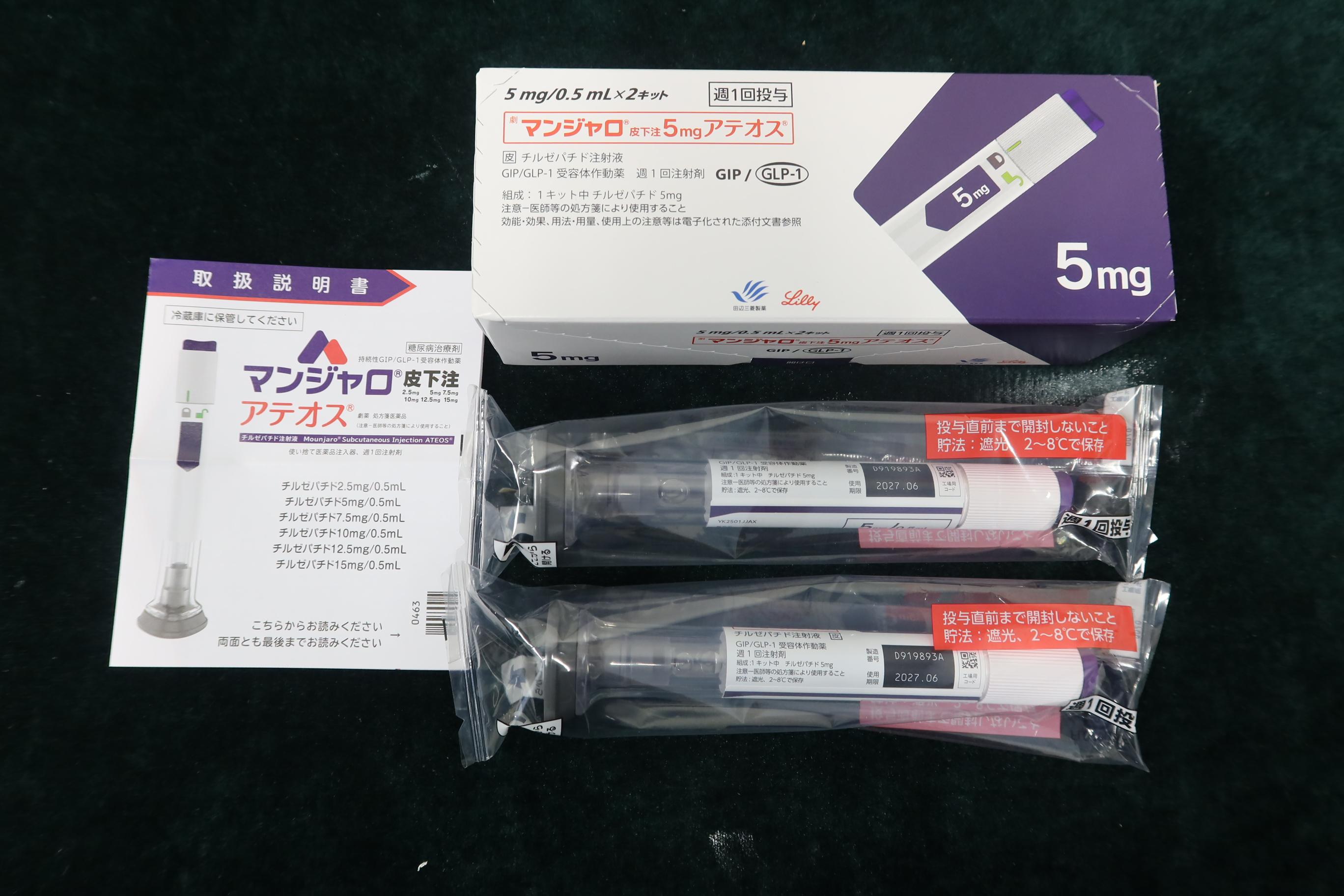 香港海關於三月下旬偵破三宗輸入懷疑受管制針劑及藥劑製品案件，檢獲二十支懷疑含有第一部毒藥的針劑，估計市值約一萬三千元。圖示部分檢獲的針劑。

