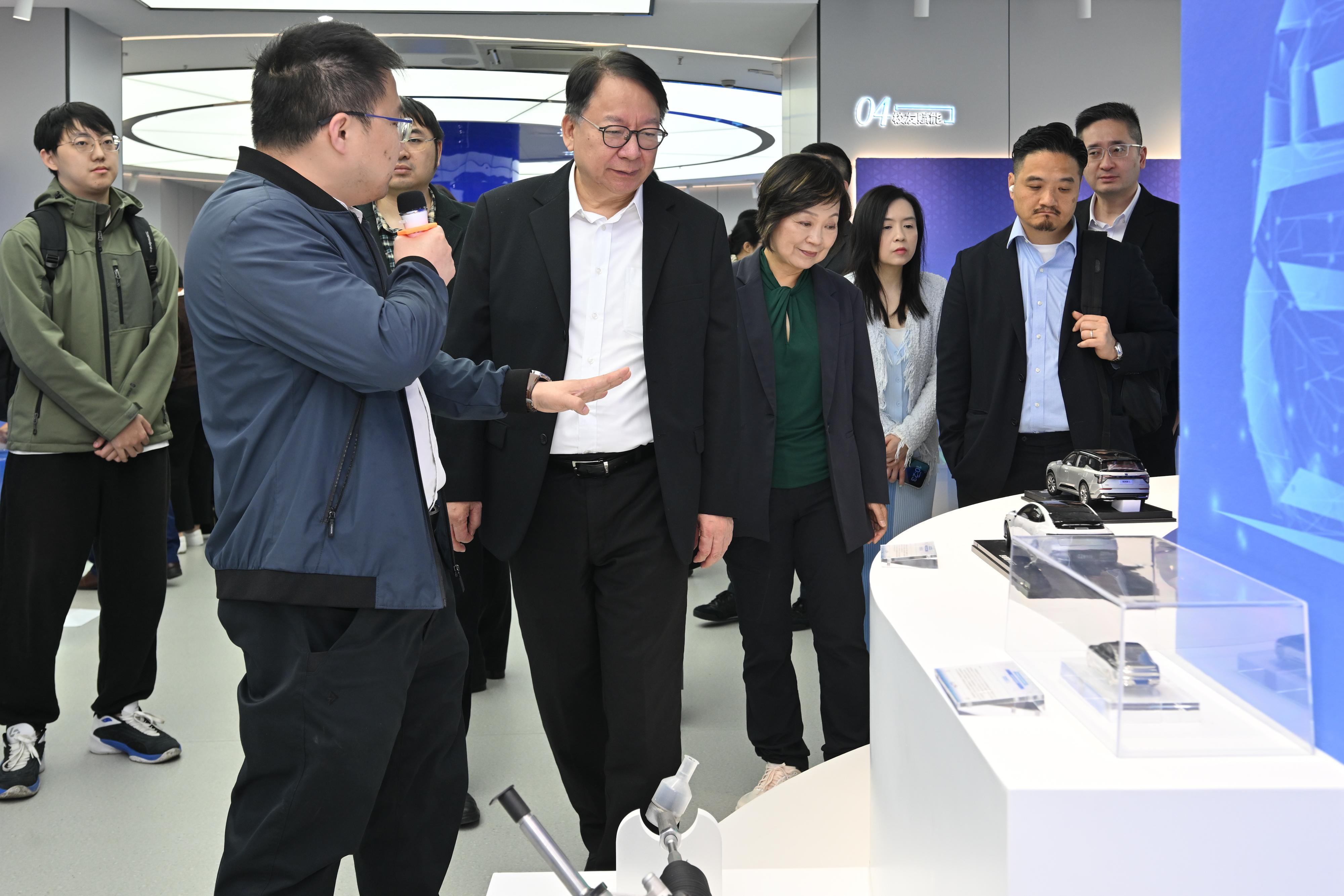 政務司司長陳國基率領「北部都會區發展委員會」轄下「大學城籌劃及建設組」代表團今日（三月三十一日）繼續訪問浙江。圖示陳國基（右五）、教育局局長蔡若蓮博士（右四）及代表團參觀杭州下沙高教園區。