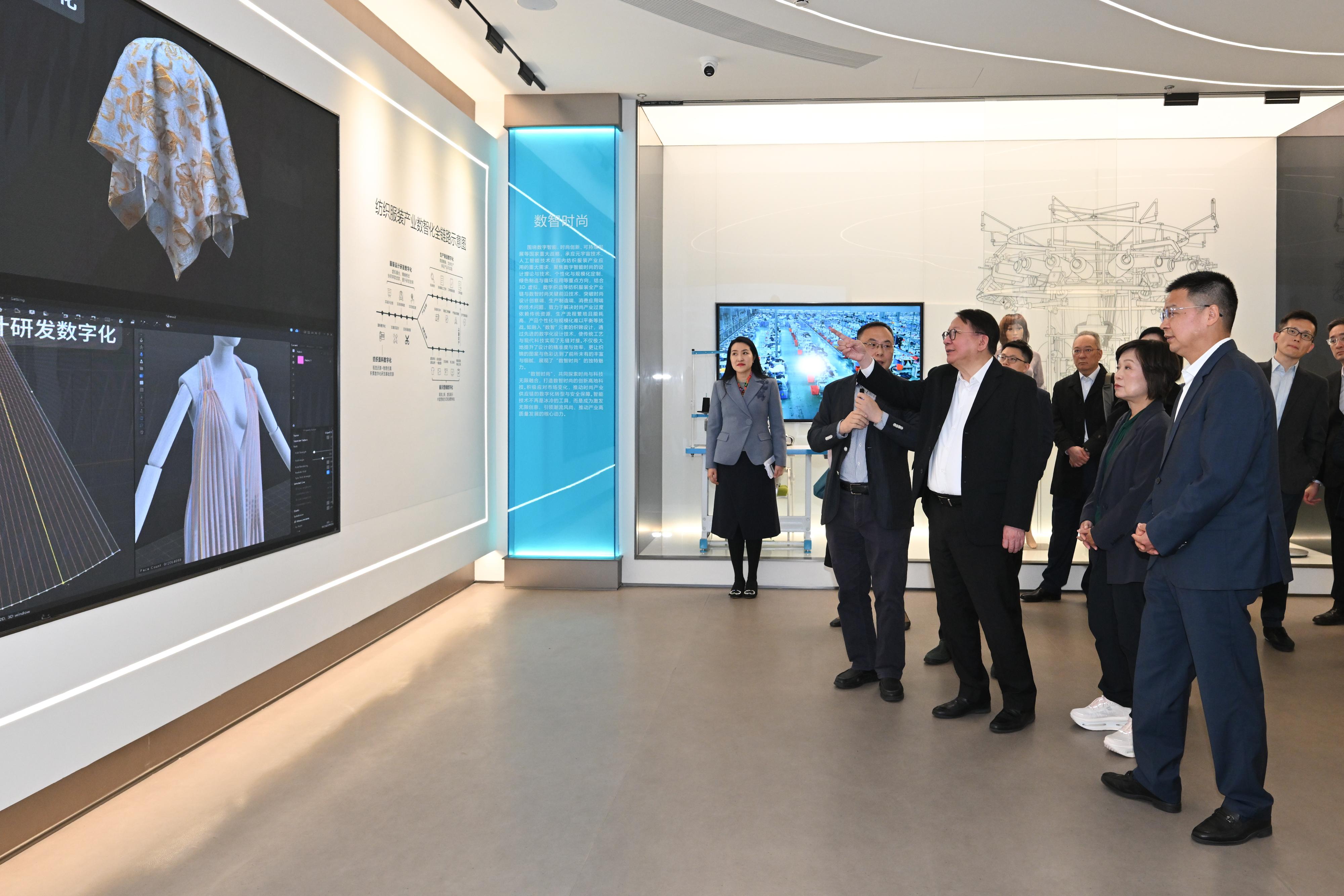 政務司司長陳國基率領「北部都會區發展委員會」轄下「大學城籌劃及建設組」代表團今日（三月三十一日）繼續訪問浙江。圖示陳國基（左三）、教育局局長蔡若蓮博士（左四）及代表團參觀杭州下沙高教園區。