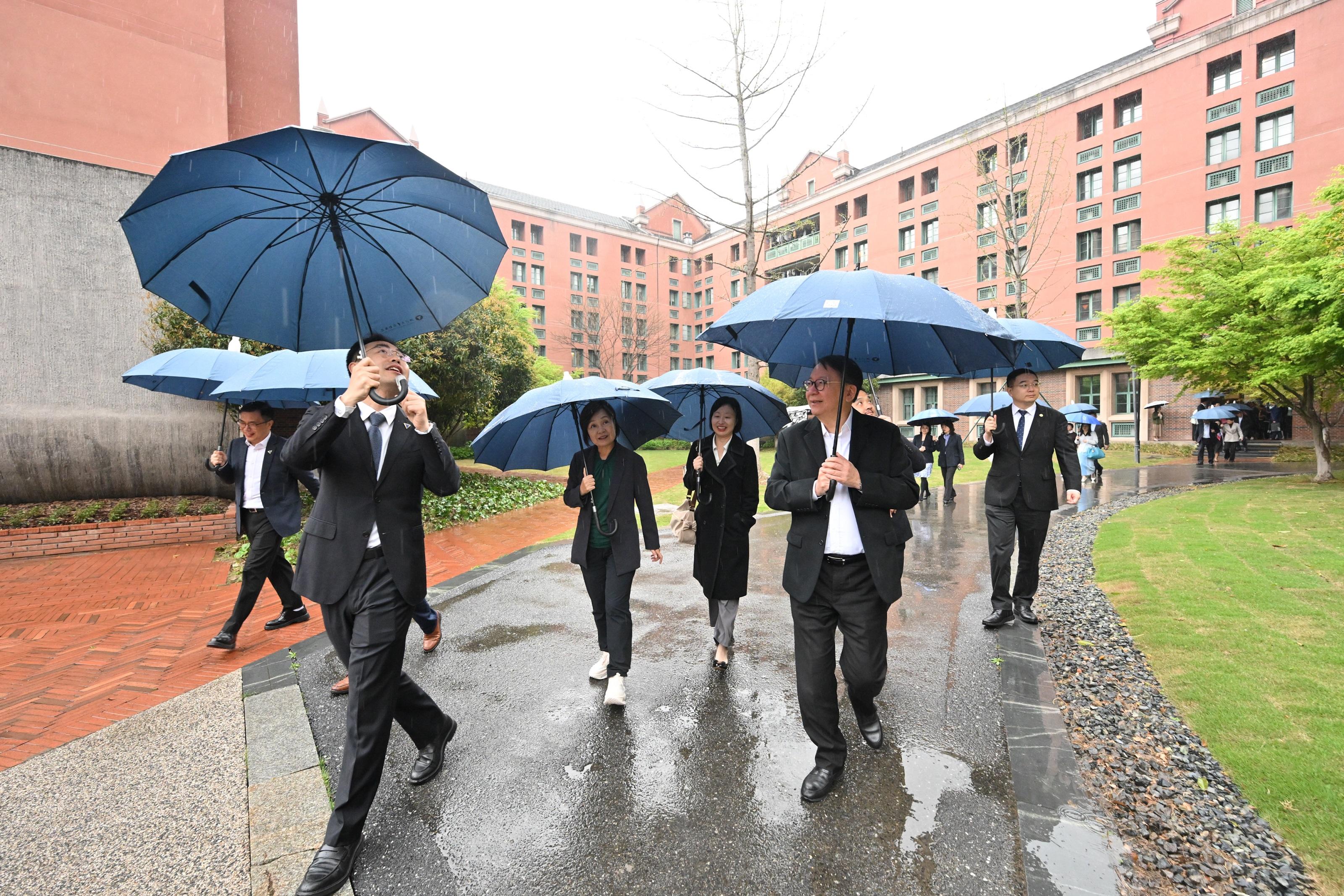 政務司司長陳國基率領「北部都會區發展委員會」轄下「大學城籌劃及建設組」代表團今日（三月三十一日）繼續訪問浙江。圖示陳國基（右二）、教育局局長蔡若蓮博士（左三）及代表團參觀浙江大學國際聯合學院（海寧國際校區）。