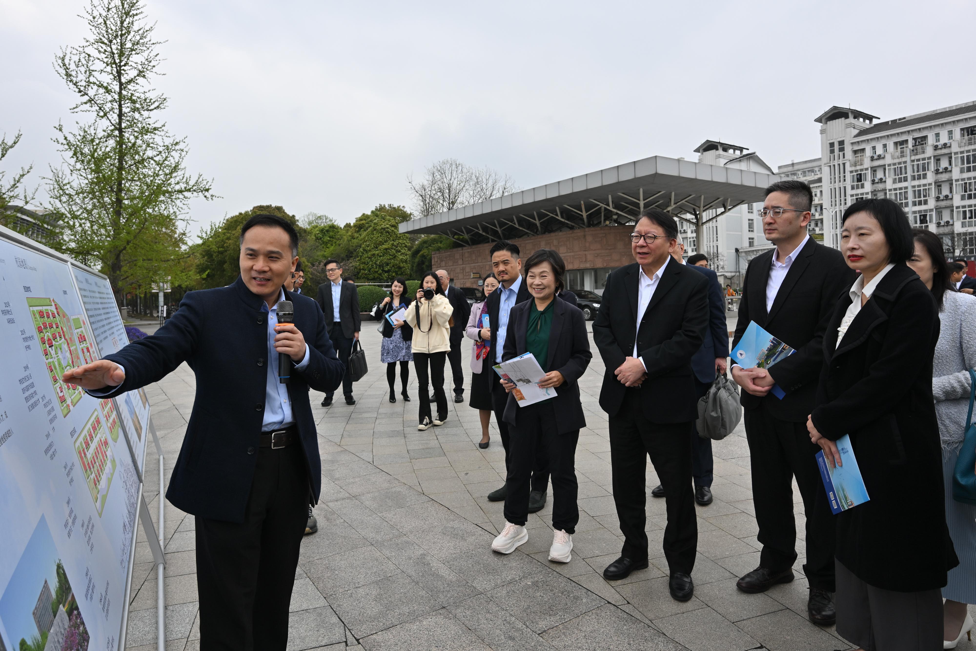 The Chief Secretary for Administration, Mr Chan Kwok-ki, today (March 31) led the delegation of the Working Group on Planning and Construction of the University Town under the Committee on the Northern Metropolis Development to continue its visit to Zhejiang. Photo shows Mr Chan (third right), the Secretary for Education, Dr Choi Yuk-lin (fourth right), and the delegation visiting the Xiasha Higher Education Park in Hangzhou and being briefed by a representative on the development of the park.