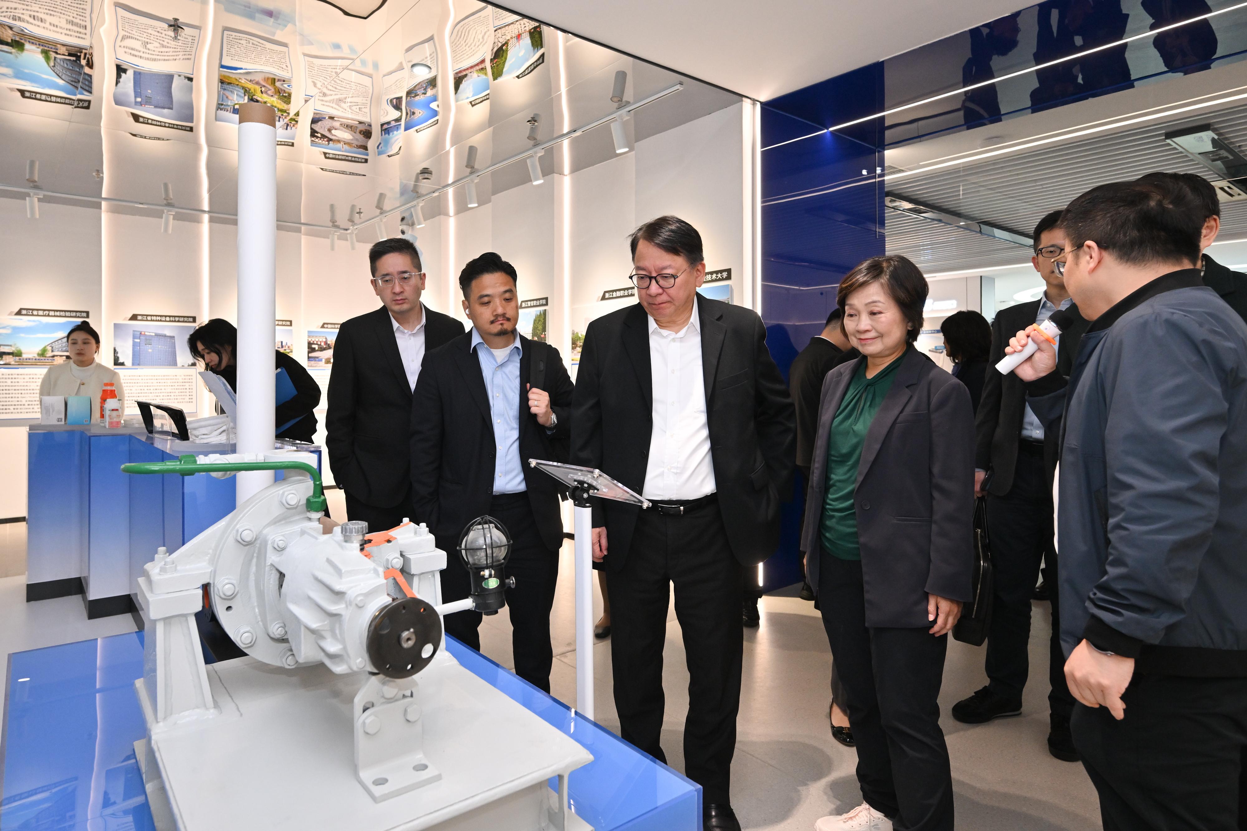 The Chief Secretary for Administration, Mr Chan Kwok-ki, today (March 31) led the delegation of the Working Group on Planning and Construction of the University Town under the Committee on the Northern Metropolis Development to continue its visit to Zhejiang. Photo shows Mr Chan (third right), the Secretary for Education, Dr Choi Yuk-lin (second right), and the delegation visiting the Xiasha Higher Education Park in Hangzhou.