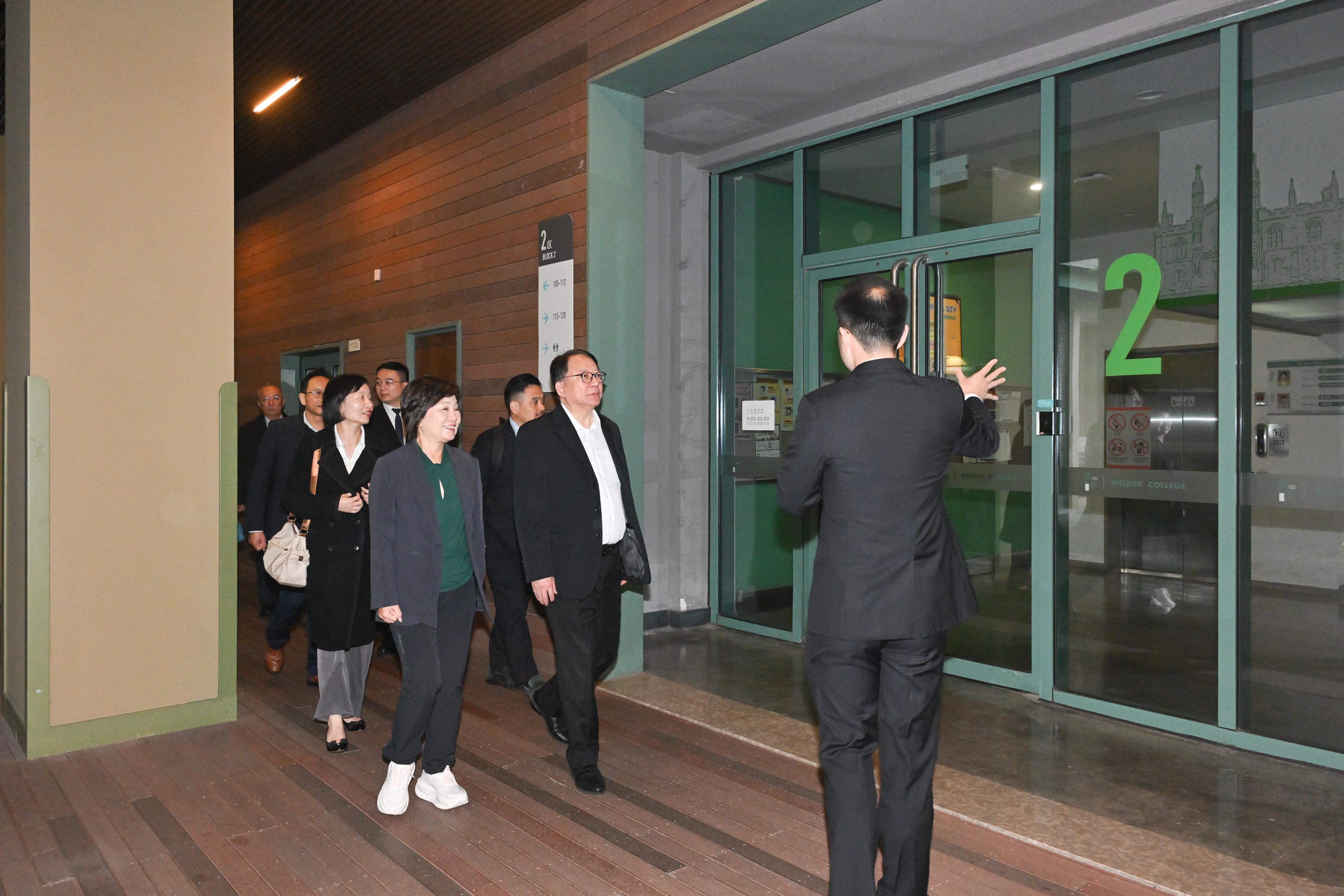 The Chief Secretary for Administration, Mr Chan Kwok-ki, today (March 31) led the delegation of the Working Group on Planning and Construction of the University Town under the Committee on Development of the Northern Metropolis to continue its visit to Zhejiang. Photo shows Mr Chan (second right), the Secretary for Education, Dr Choi Yuk-lin (third right), and the delegation visiting the Zhejiang University International Campus (Haining).