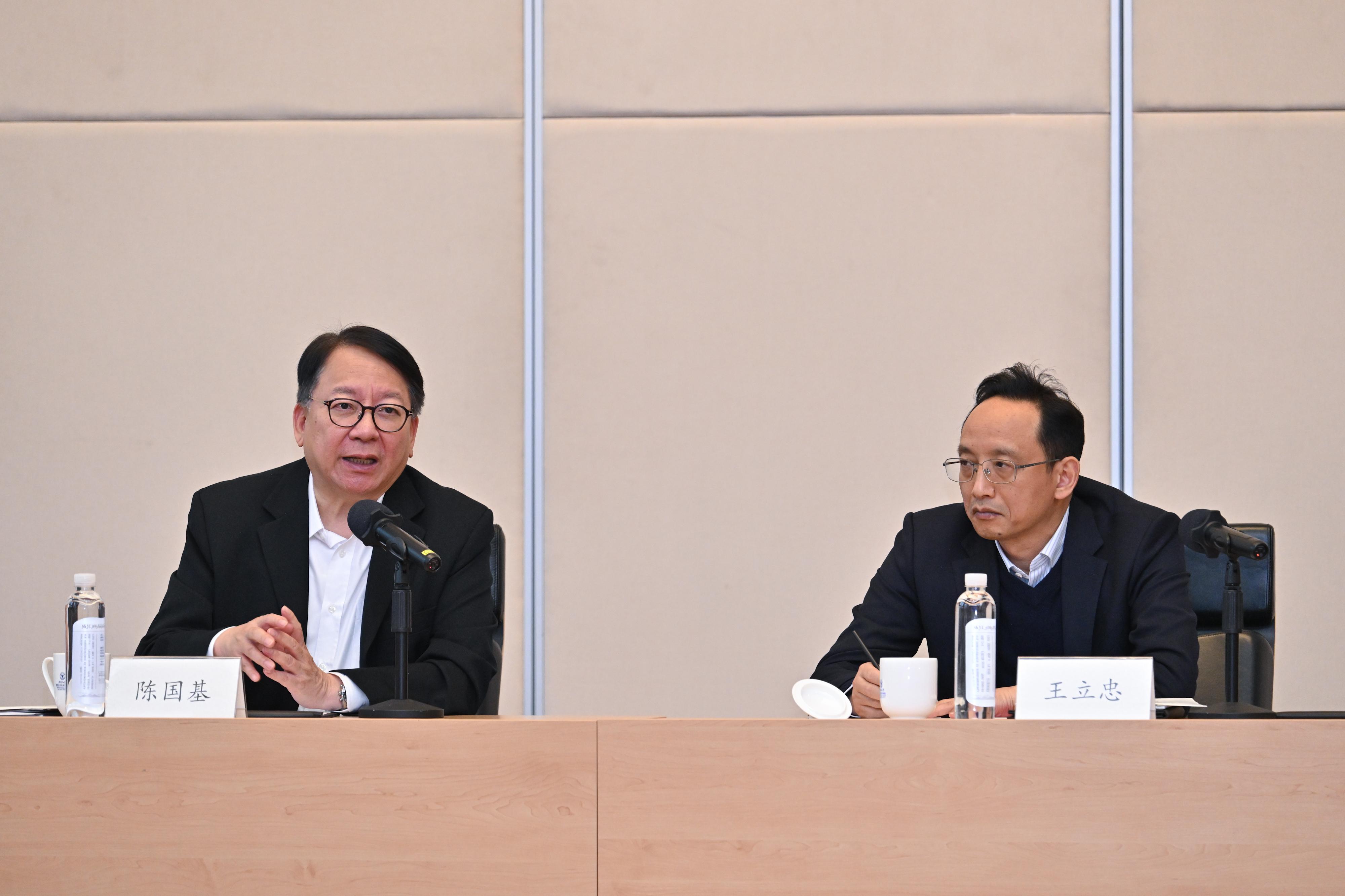 The Chief Secretary for Administration, Mr Chan Kwok-ki, today (March 31) led the delegation of the Working Group on Planning and Construction of the University Town under the Committee on Development of the Northern Metropolis to continue its visit to Zhejiang. Photo shows Mr Chan (left) and the delegation visiting the Zhejiang University International Campus (Haining) and exchanging views with representatives of the institution.