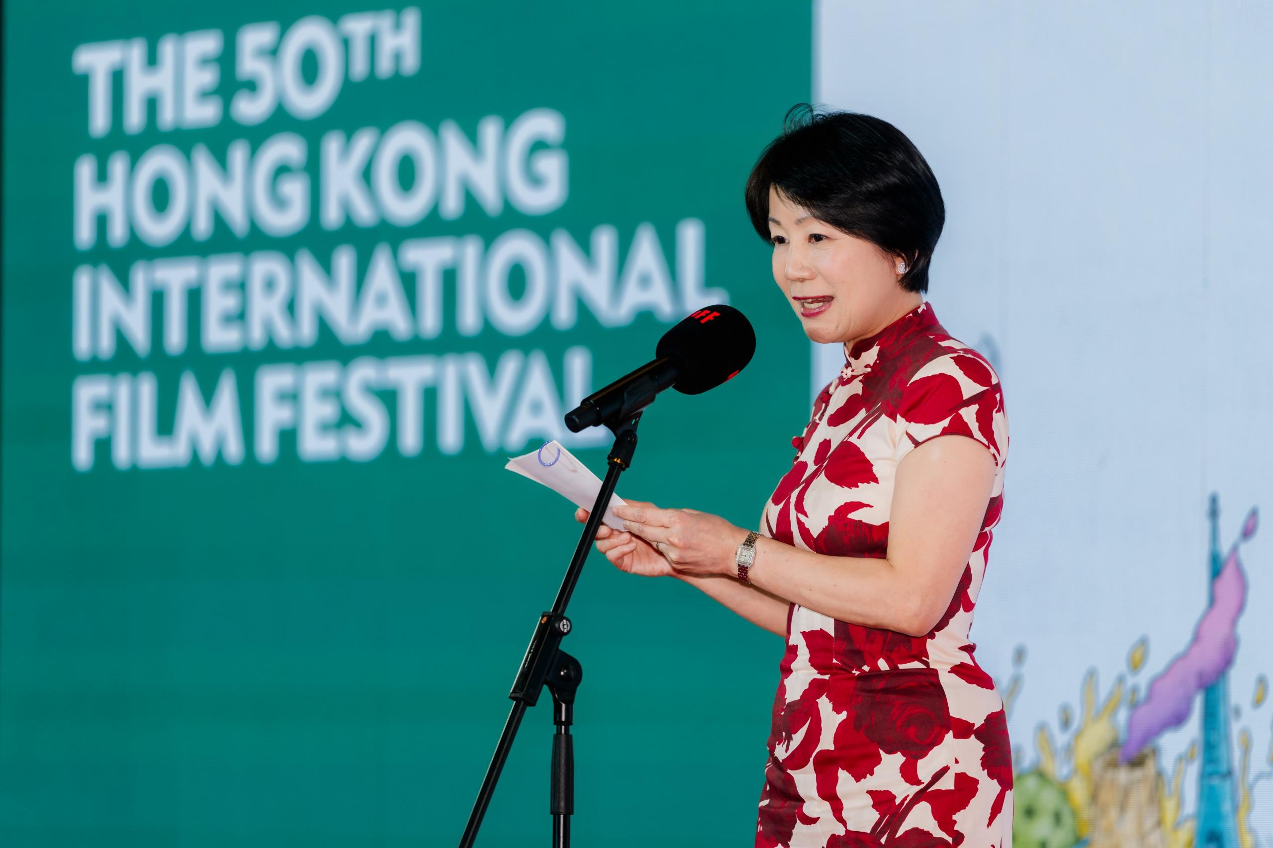 第五十屆香港國際電影節今日（四月一日）在香港文化中心舉行開幕典禮。圖示文化體育及旅遊局常任秘書長沈鳳君在典禮上致辭。