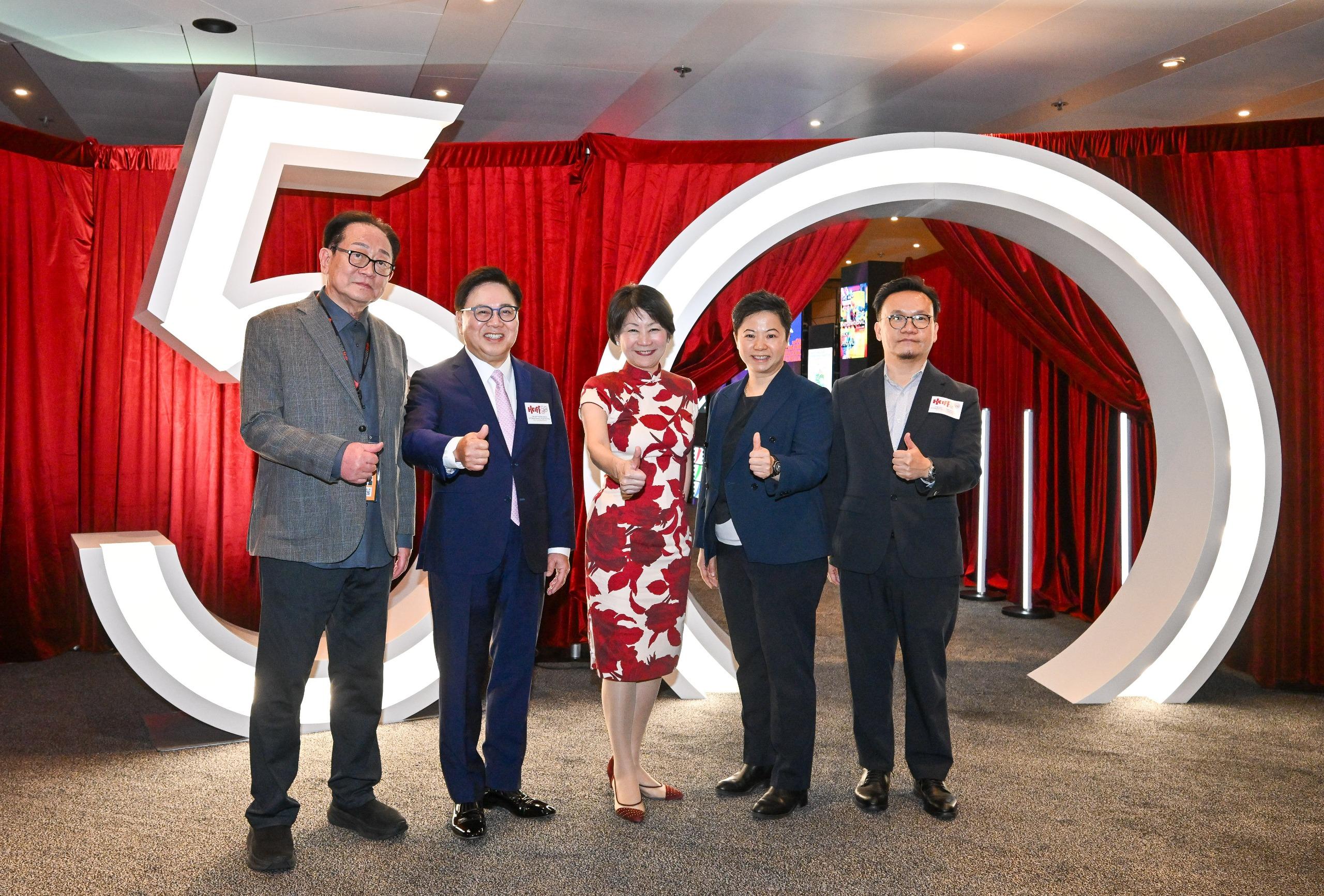 第五十屆香港國際電影節今日（四月一日）在香港文化中心舉行開幕典禮。圖示文化體育及旅遊局常任秘書長沈鳳君（中）、文創產業專員黎細明（右二）和香港國際電影節協會主席王英偉博士（左二）與其他嘉賓合照。