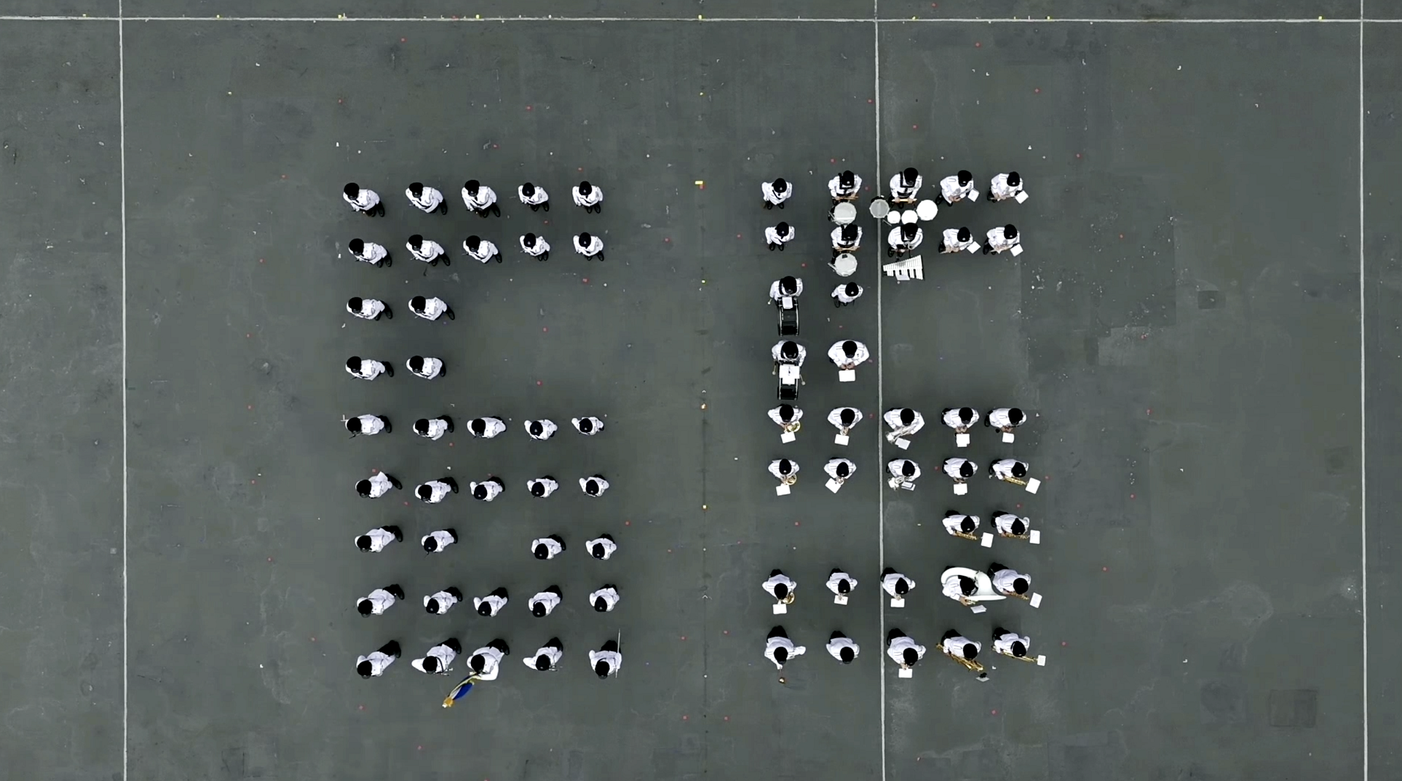 The Immigration Service Institute of Training and Development Passing-out Parade was held today (April 1). Photo shows the Guard of Honour and the Immigration Band assembling to form the number "65" to celebrate the 65th anniversary of the department's establishment.