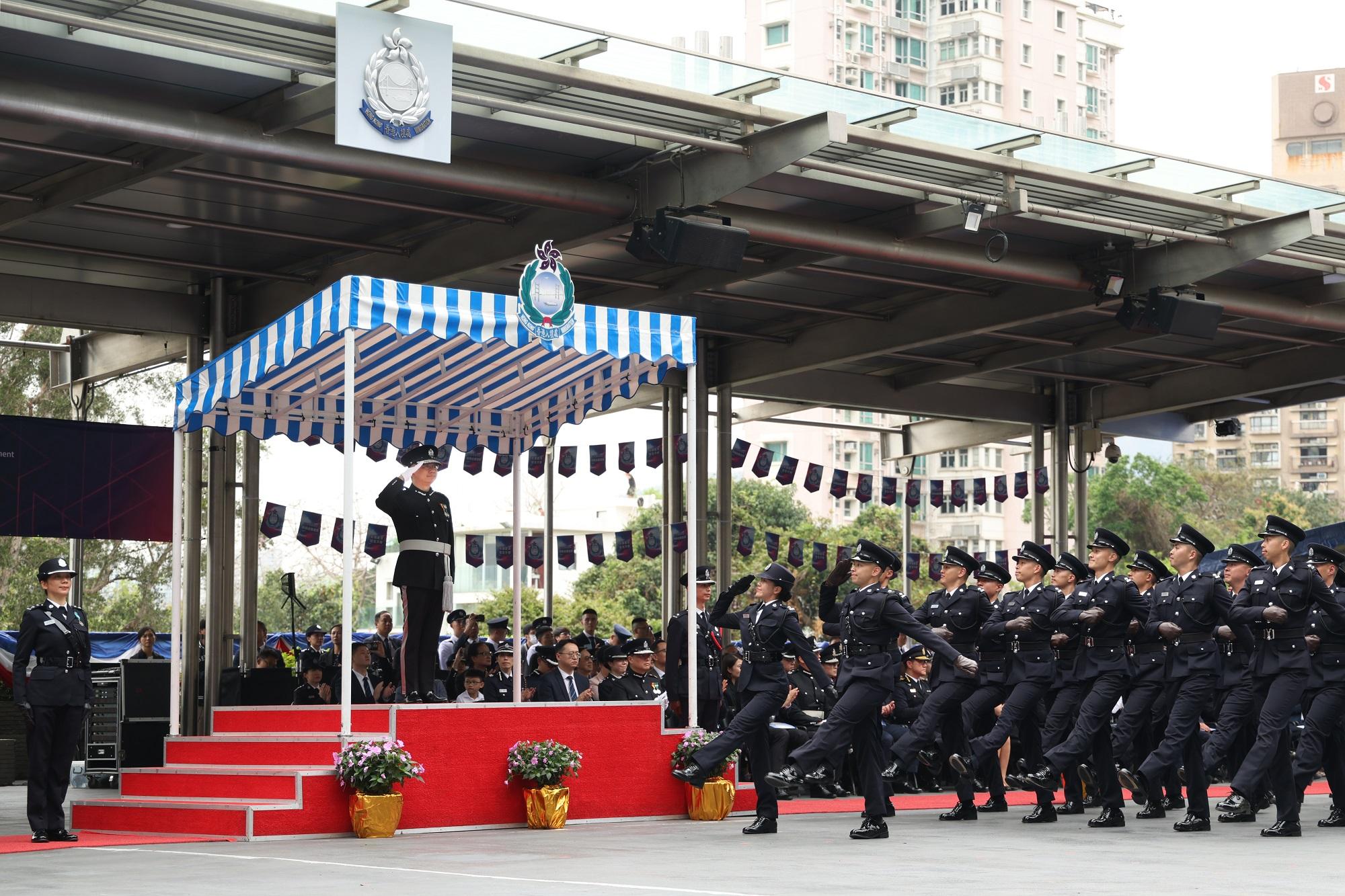 The Immigration Service Institute of Training and Development Passing-out Parade was held today (April 1). Photo shows passing-out officers marching past the dais in Chinese-style foot drill.