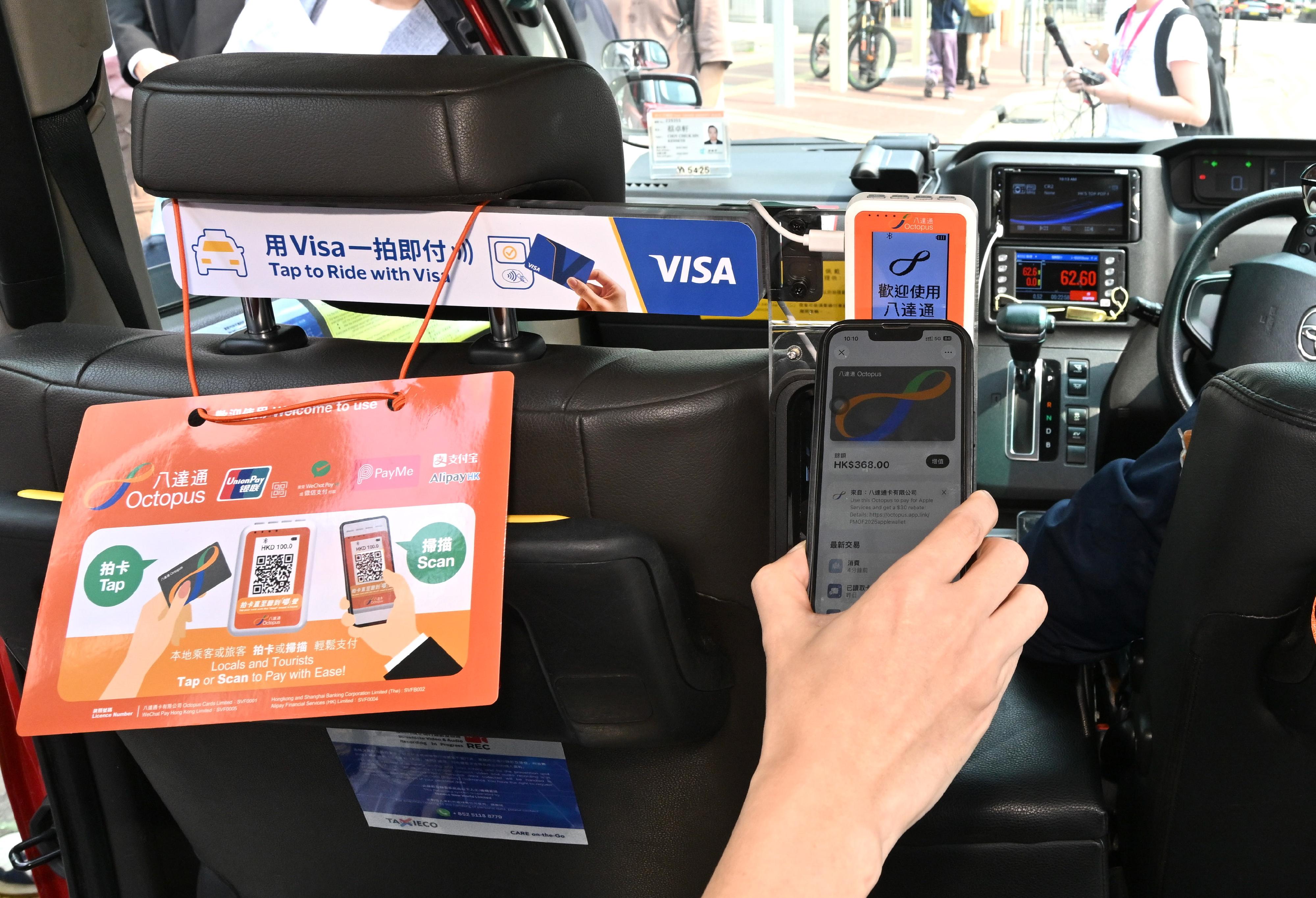 The Commissioner for Transport, Miss Winnie Tse, today (April 1) visited a taxi drop-off point in Tsuen Wan to observe the implementation of the new requirement for taxi drivers to provide electronic payment (e-payment) means on the first day. She was pleased to note that the overall operation was generally smooth. Photo shows a passenger paying the fare via a non-QR code e-payment option.
