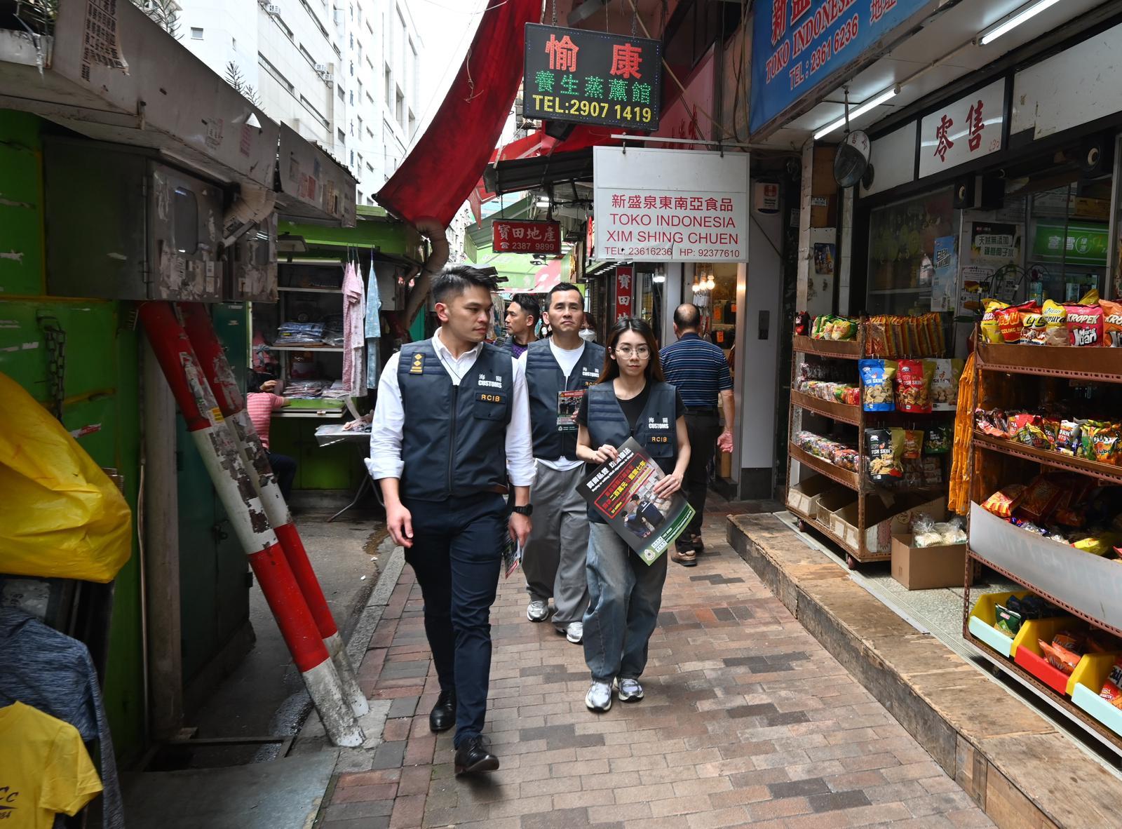 Hong Kong Customs today (April 1) conducted an anti-illicit cigarette patrol and publicity activities in Sham Shui Po. 
