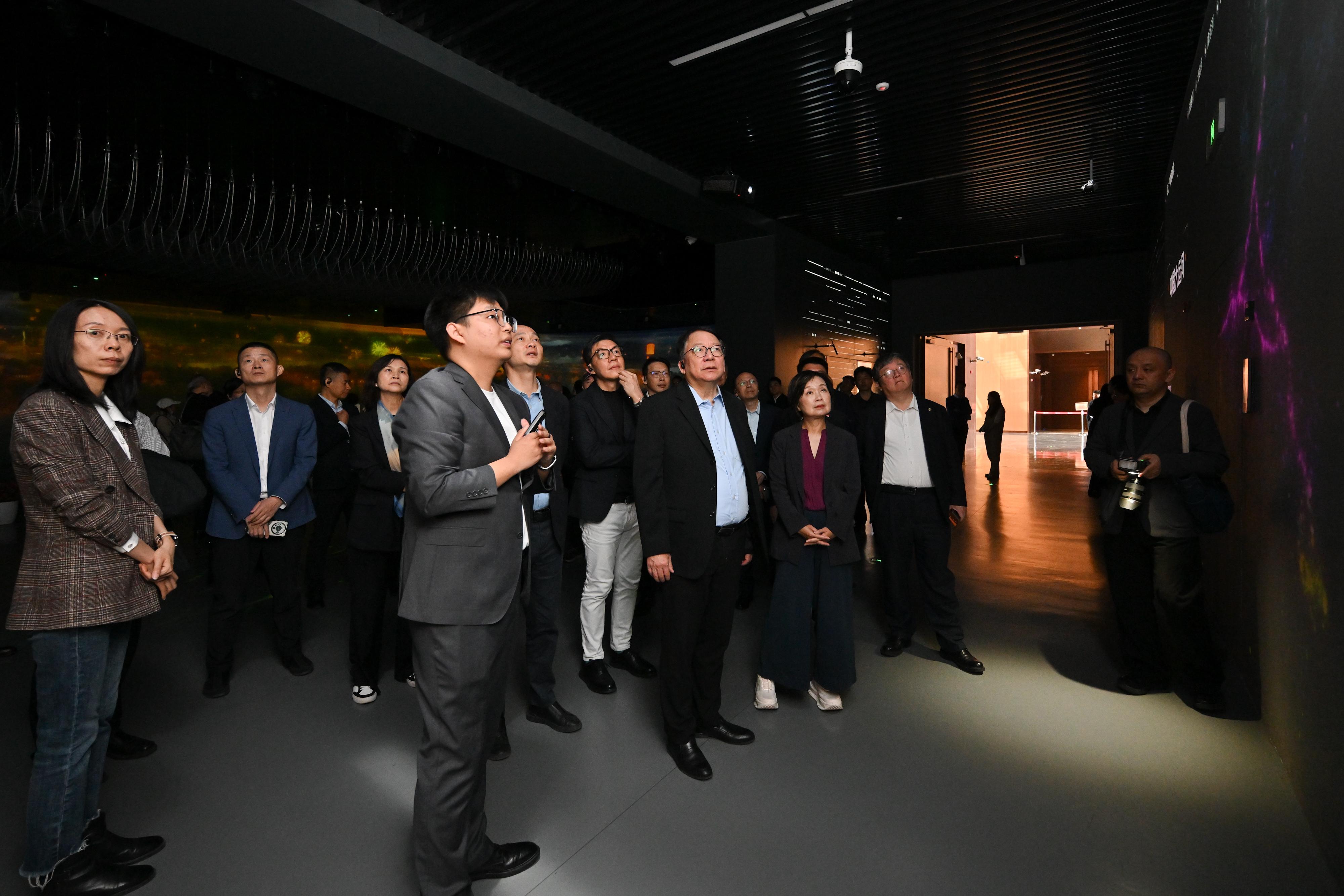 政務司司長陳國基今日（四月一日）率領「北部都會區發展委員會」轄下「大學城籌劃及建設組」代表團繼續訪問行程，考察北京城市副中心及河北雄安新區。圖示陳國基（第一排左二）、教育局局長蔡若蓮博士（第一排左三）及代表團，在中央港澳工作辦公室、國務院港澳事務辦公室四局局長陳偉（第二排左二）陪同下，參觀北京大運河博物館。