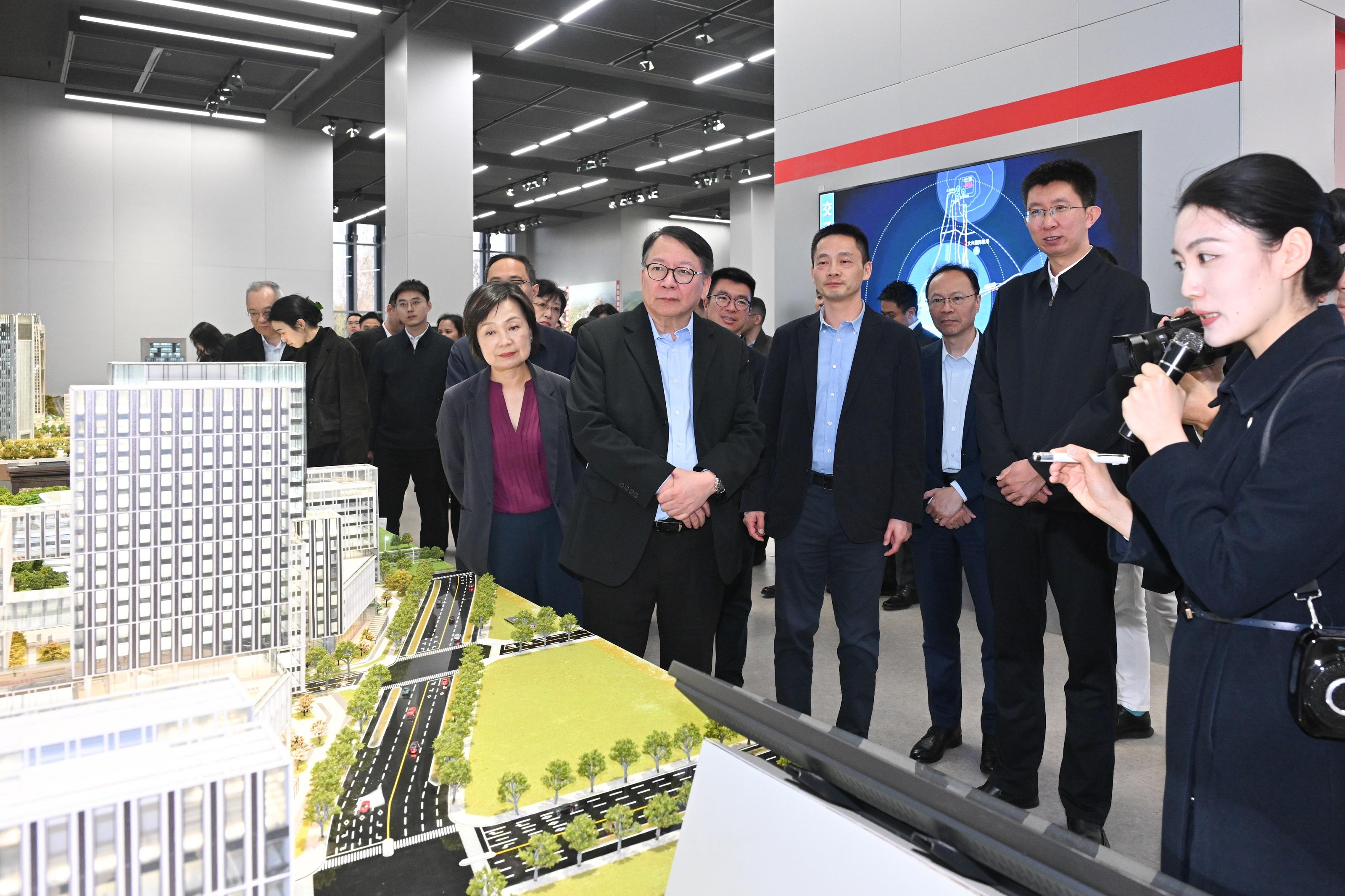 The Chief Secretary for Administration, Mr Chan Kwok-ki, today (April 1) led the delegation of the Working Group on Planning and Construction of the University Town under the Committee on Development of the Northern Metropolis to continue its visit to the Beijing Municipal Administrative Center and Xiong'an New Area in Hebei. Photo shows Mr Chan (fifth right), the Secretary for Education, Dr Choi Yuk-lin (sixth right), and the delegation, accompanied by the Director of Bureau IV of the Hong Kong and Macao Work Office of the Communist Party of China Central Committee and the Hong Kong and Macao Affairs Office of the State Council, Mr Chen Wei (fourth right), visiting the comprehensive service centre of Xiong'an.