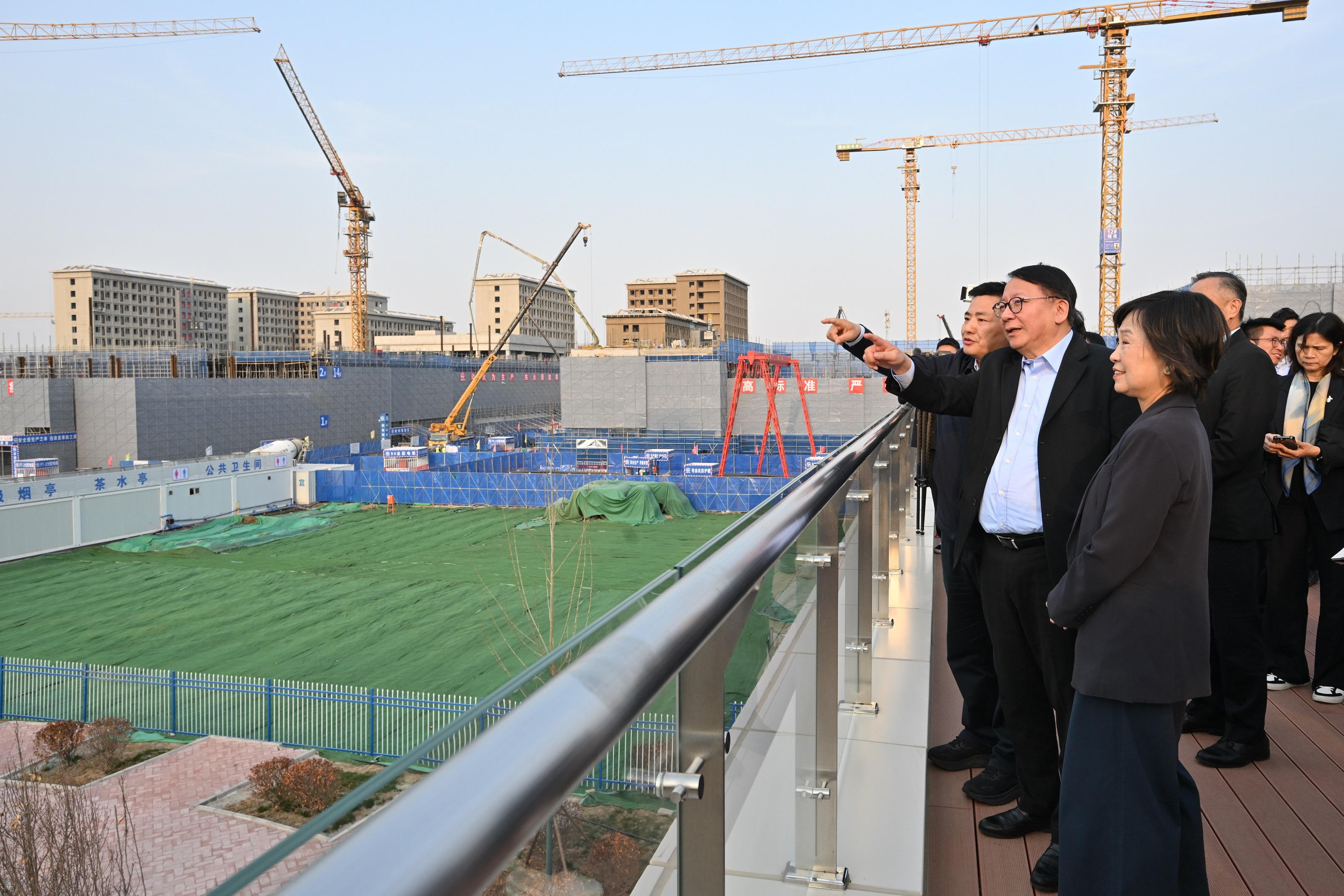 The Chief Secretary for Administration, Mr Chan Kwok-ki, today (April 1) led the delegation of the Working Group on Planning and Construction of the University Town under the Committee on Development of the Northern Metropolis to continue its visit to the Beijing Municipal Administrative Center and Xiong'an New Area in Hebei. Photo shows Mr Chan (second left), the Secretary for Education, Dr Choi Yuk-lin (third left), and the delegation, visiting the Beijing Forestry University Xiong'an Campus.