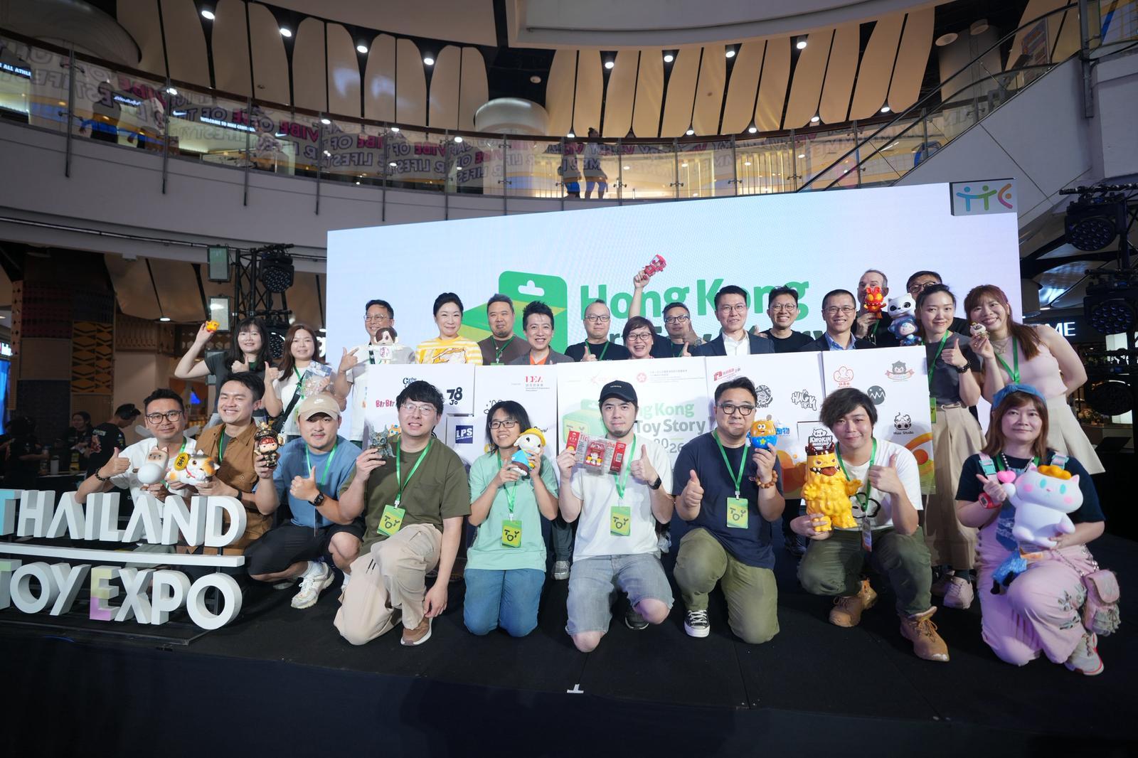 文創產業發展處連續第四年資助業界在泰國玩具展設立香港館，今日（四月二日）起至四月五日展出20位香港設計師創作的逾300件原創藝術玩具。圖示文創產業助理專員葉敏儀（後排左八）、創意創業會代表和設計師合照。