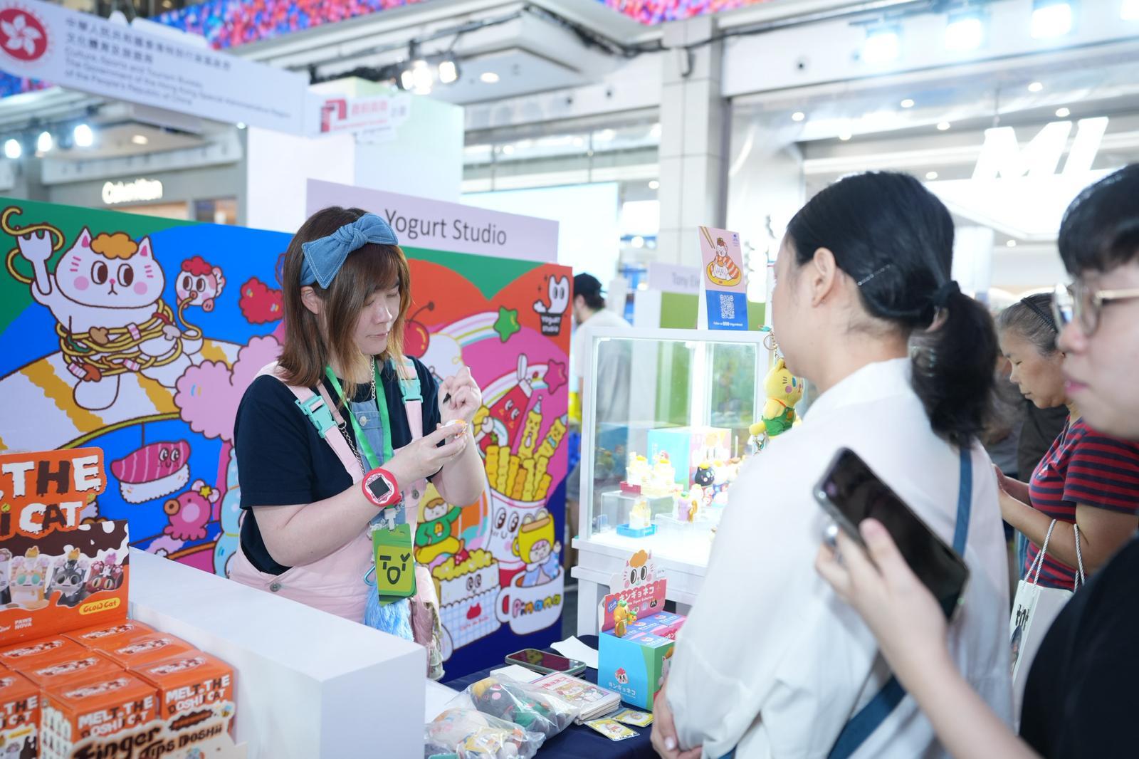 The Cultural and Creative Industries Development Agency sponsored the set-up of the Hong Kong pavilion at the Thailand Toy Expo for the fourth consecutive year. The Hong Kong pavilion will showcase more than 300 pieces of original art toys created by 20 Hong Kong designers from today (April 2) to April 5. Photo shows a toy designer from Hong Kong interacting with visitors.


