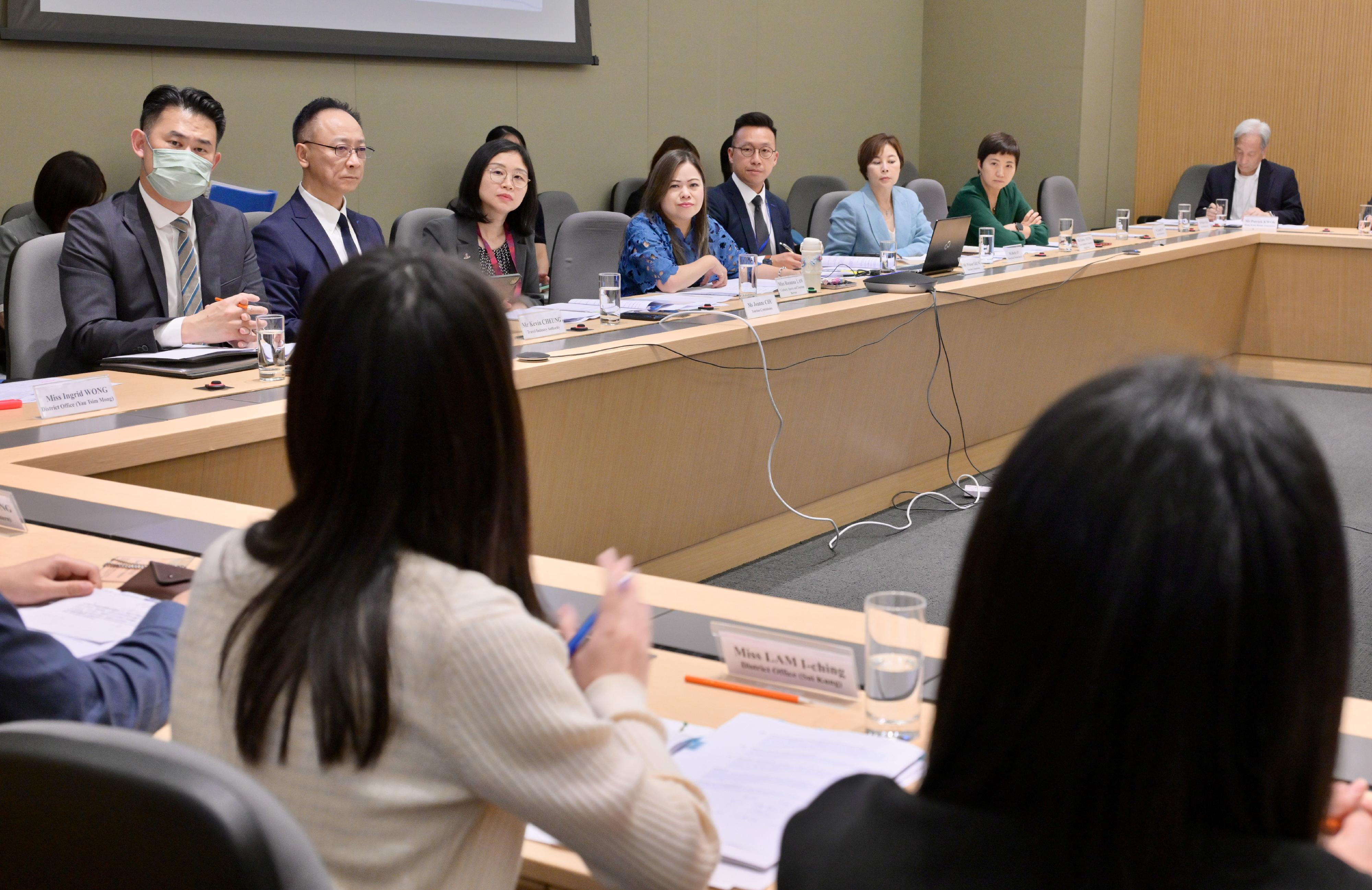 The Culture, Sports and Tourism Bureau convened a meeting today (April 2) to co-ordinate the preparations for visitor arrivals to Hong Kong during the Labour Day Golden Week of the Mainland, and discussed with representatives of various units on the arrangements for welcoming visitors to Hong Kong.
