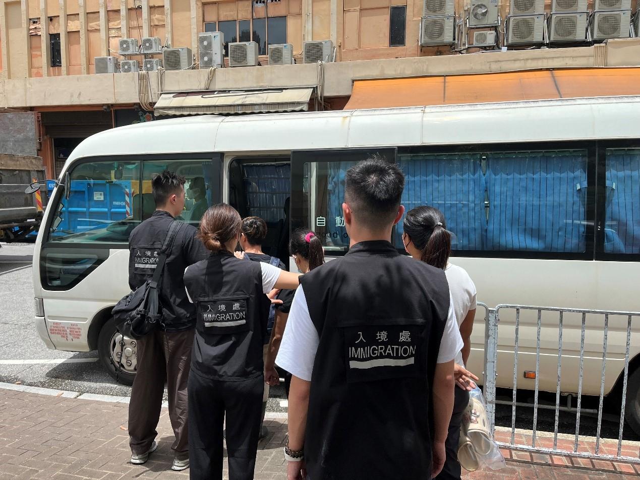 The Immigration Department mounted a series of territory-wide anti-illegal worker operations from March 27 to yesterday (April 1). Photo shows suspected illegal workers arrested during an operation. 