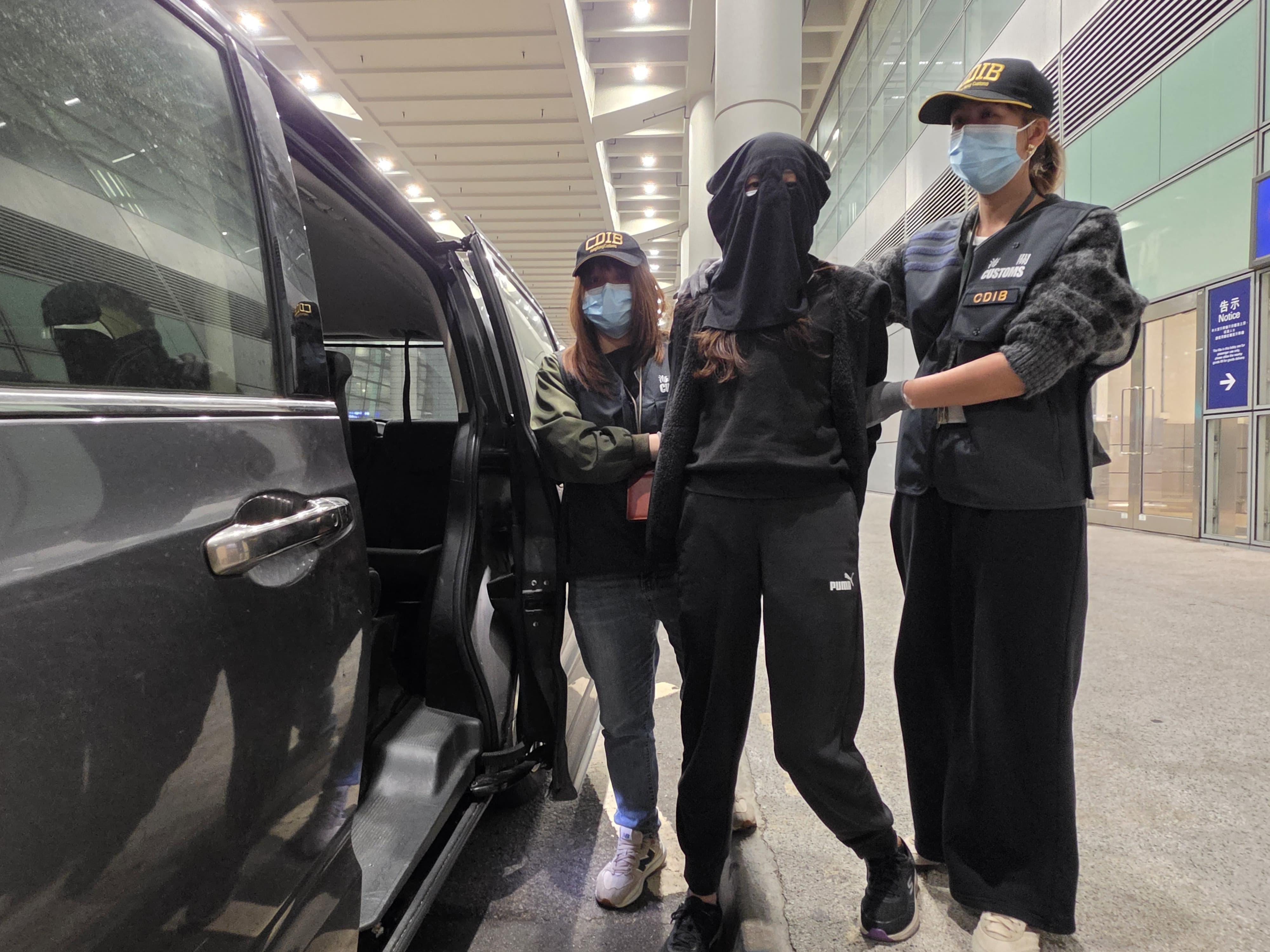 Hong Kong Customs today (April 2) seized about 25 kilograms of suspected ketamine with an estimated market value of about $10 million at Hong Kong International Airport. One woman was arrested. Photo shows the arrested woman (centre).