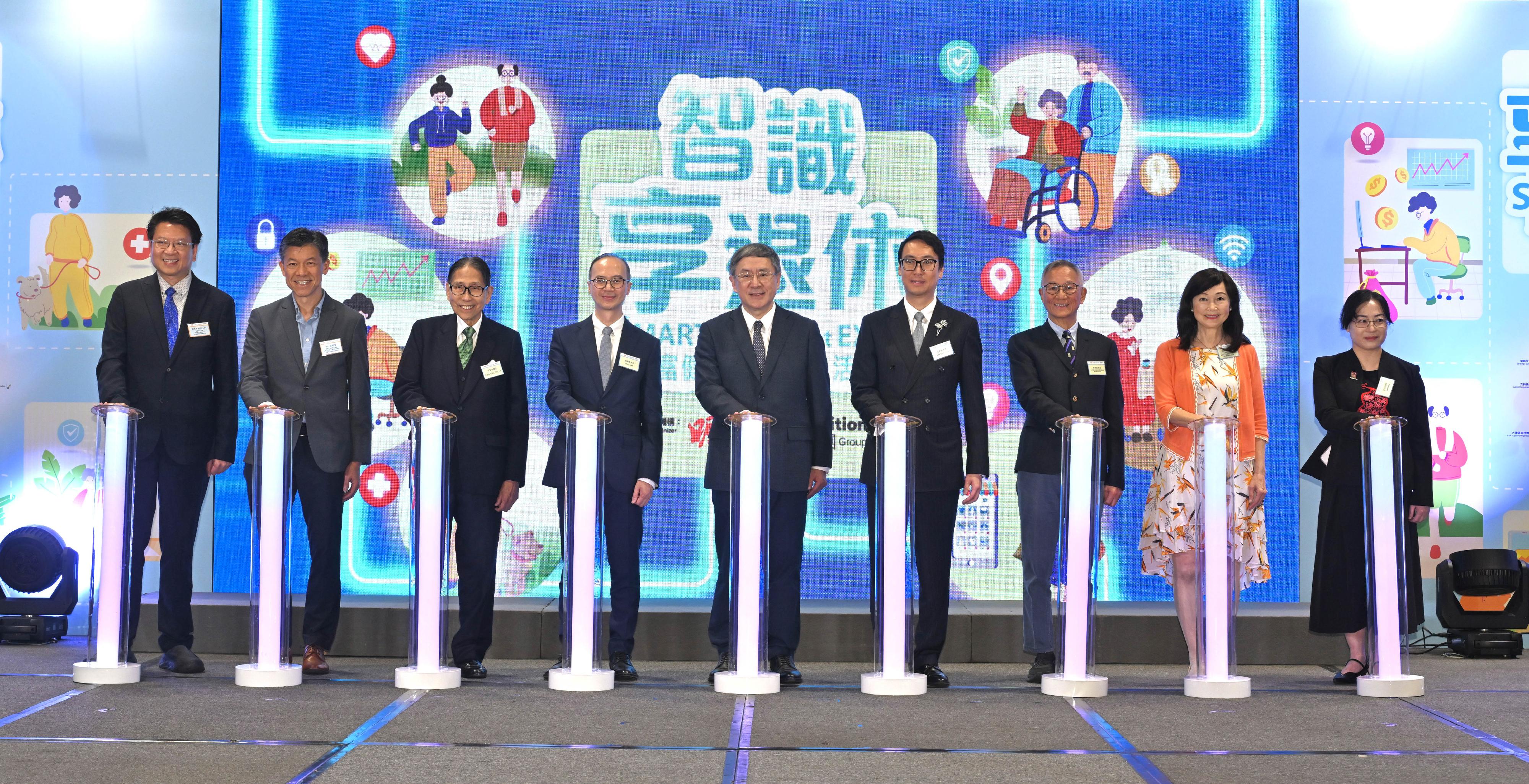 政務司副司長卓永興今日(四月三日)出席「智識享退休—財富健康・優悠生活博覽」開幕禮。圖示(左三起)梁智鴻醫生、《明報》總編輯劉頌陽、卓永興、展覽集團有限公司主席王學譜、養和醫療集團首席醫療總監兼養和醫院副院長陳煥堂醫生與嘉賓一同主持儀式。