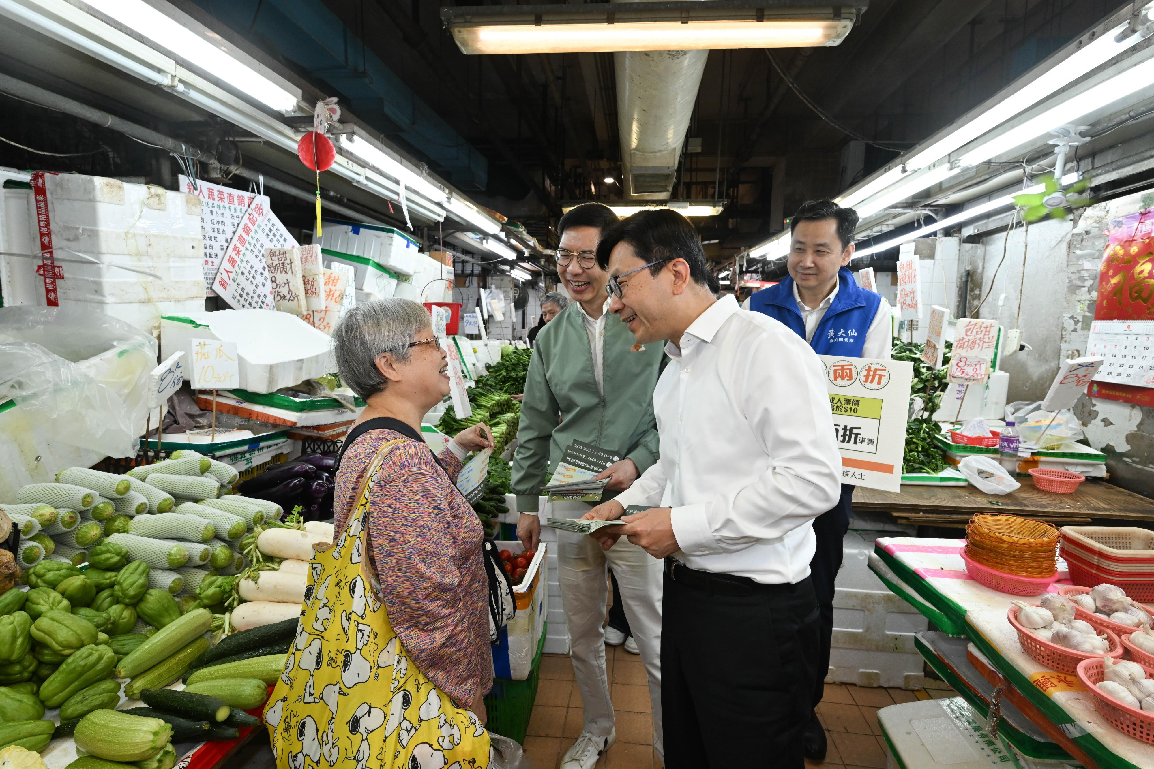 The concessionary fare under the Government Public Transport Fare Concession Scheme for the Elderly and Eligible Persons with Disabilities ($2 Scheme) changes from a $2 flat fare to a "$2 flat rate or 80 per cent discount" from today (April 3). The Secretary for Labour and Welfare, Mr Chris Sun, visited Wong Tai Sin and Tiu Keng Leng to observe the implementation of "$2 flat rate or 80 per cent discount" on the first day. Photo shows Mr Sun (front row, right) appealing to a beneficiary the commencement of the change of concessionary fare under $2 scheme today at Tai Shing Street Market in Wong Tai Sin.