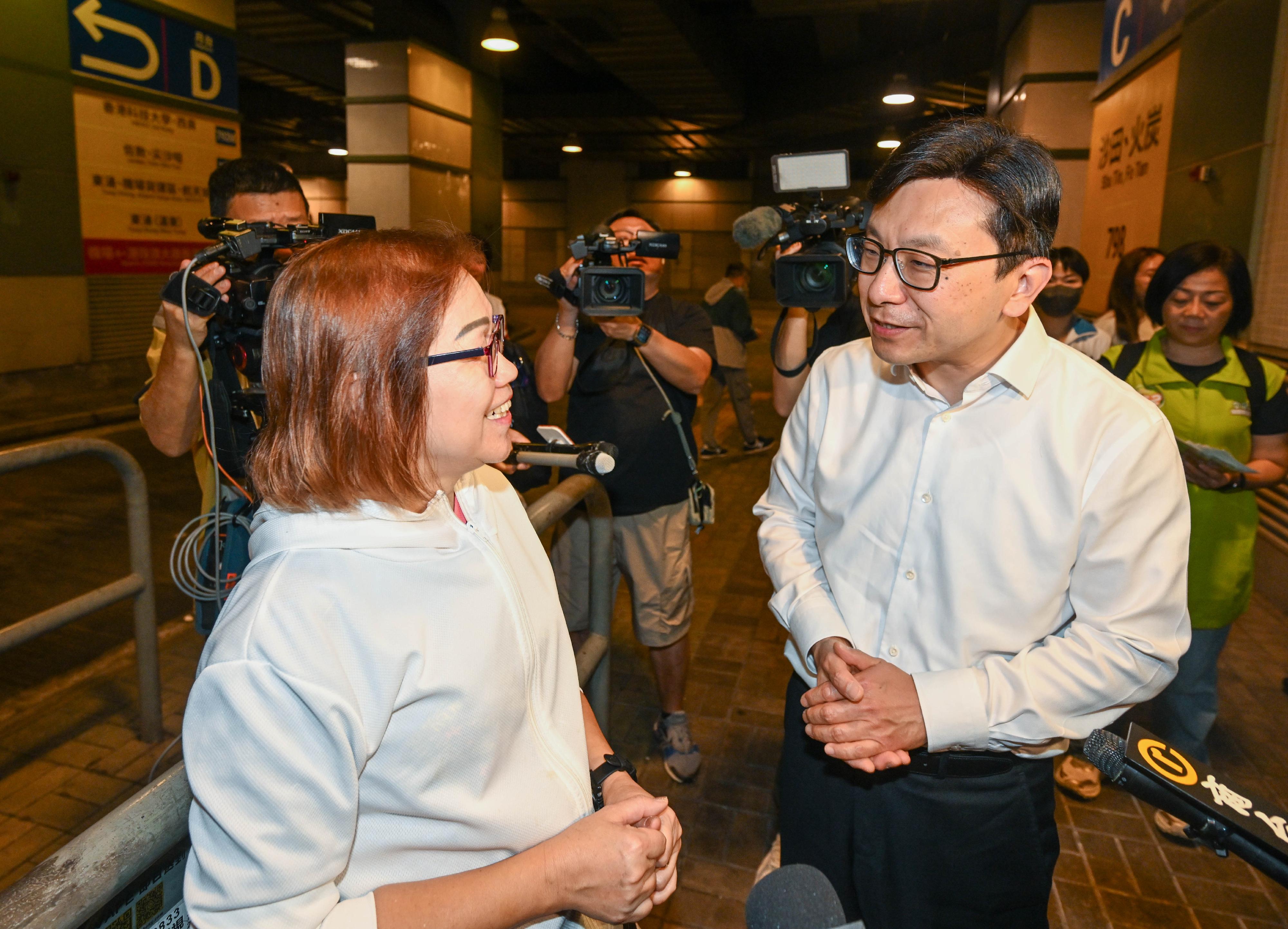 The concessionary fare under the Government Public Transport Fare Concession Scheme for the Elderly and Eligible Persons with Disabilities ($2 Scheme) changes from a $2 flat fare to a "$2 flat rate or 80 per cent discount" from today (April 3). The Secretary for Labour and Welfare, Mr Chris Sun, visited Wong Tai Sin and Tiu Keng Leng to observe the implementation of "$2 flat rate or 80 per cent discount" on the first day. Photo shows Mr Sun (right) listening to the views of a beneficiary passenger towards the change of the concessionary fare under $2 scheme at Tiu Keng Leng Station Public Transport Interchange.