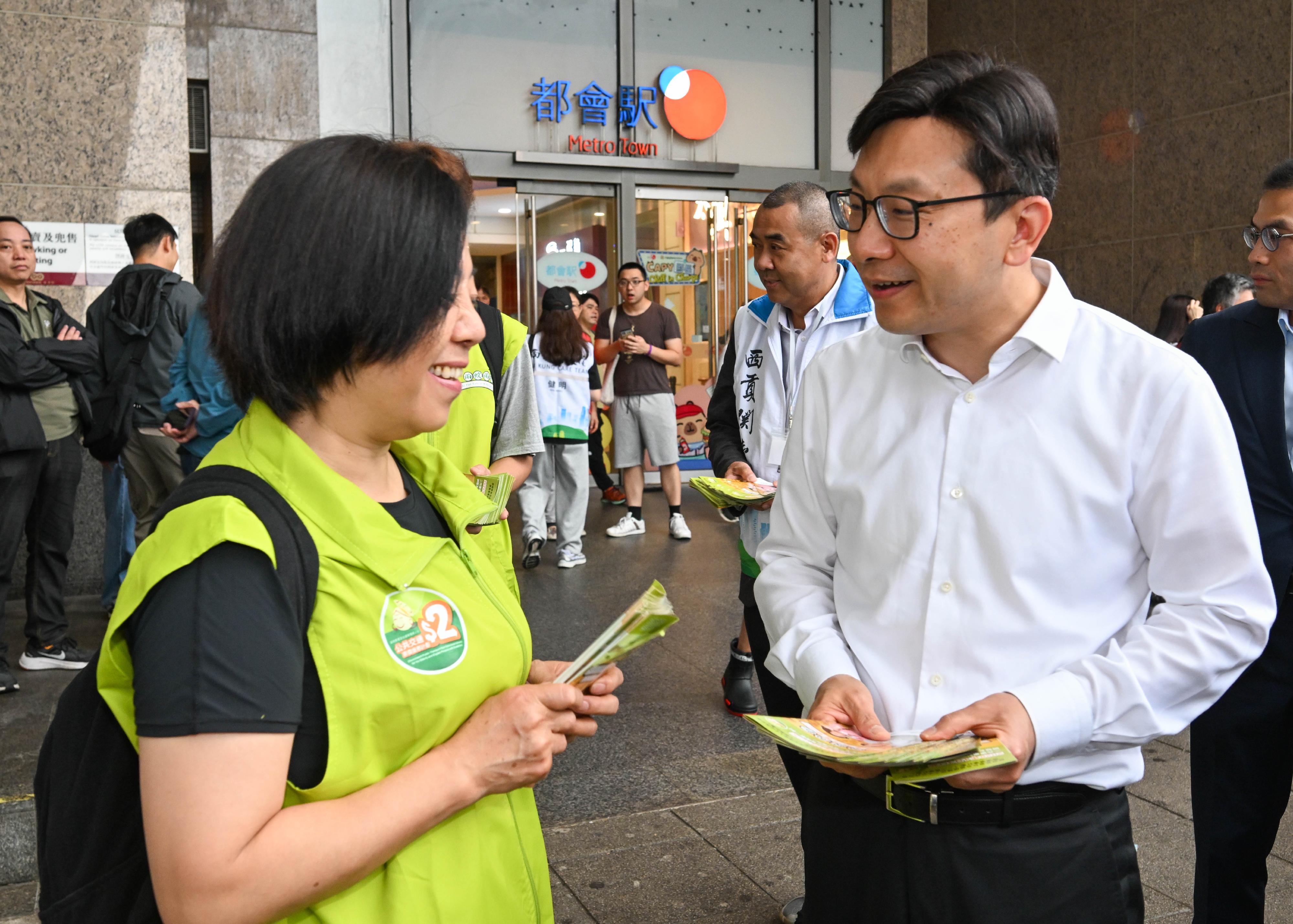 The concessionary fare under the Government Public Transport Fare Concession Scheme for the Elderly and Eligible Persons with Disabilities ($2 Scheme) changes from a $2 flat fare to a "$2 flat rate or 80 per cent discount" from today (April 3). The Secretary for Labour and Welfare, Mr Chris Sun, visited Wong Tai Sin and Tiu Keng Leng to observe the implementation of "$2 flat rate or 80 per cent discount" on the first day. Photo shows Mr Sun (right) learning the views of a service ambassador deployed at Tiu Keng Leng MTR station on the first-day operation.