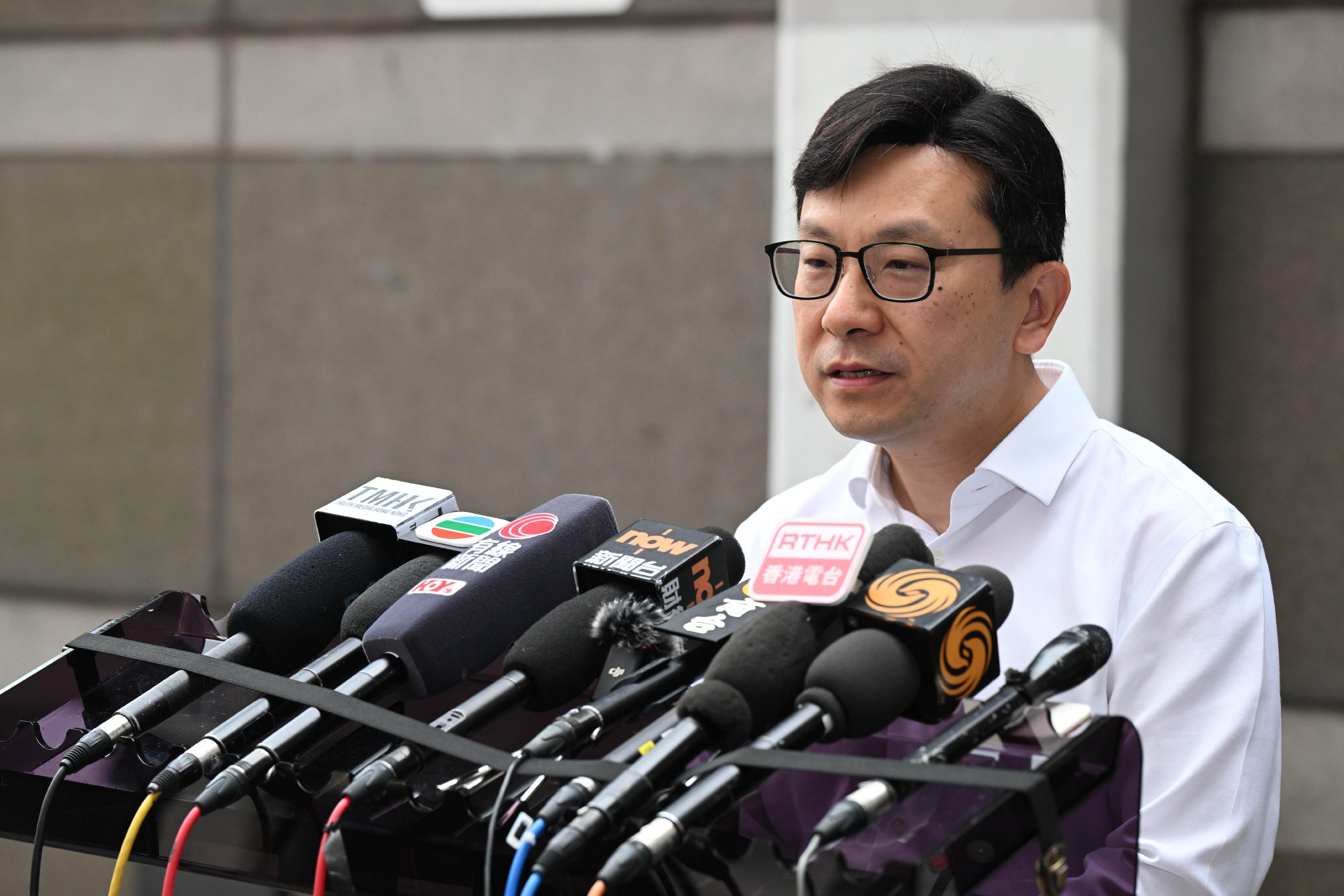 The concessionary fare under the Government Public Transport Fare Concession Scheme for the Elderly and Eligible Persons with Disabilities ($2 Scheme) changes from a $2 flat fare to a "$2 flat rate or 80 per cent discount" from today (April 3). The Secretary for Labour and Welfare, Mr Chris Sun, visited Wong Tai Sin and Tiu Keng Leng to observe the implementation of "$2 flat rate or 80 per cent discount" on the first day. Photo shows Mr Sun meeting the media.