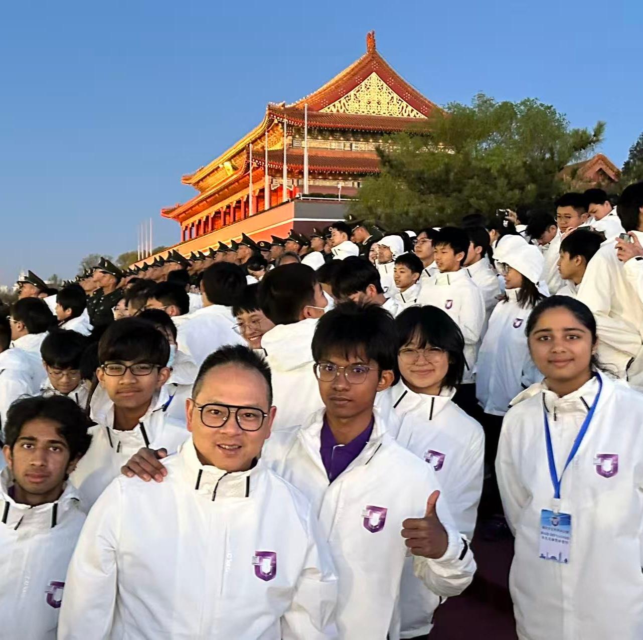 香港特別行政區政府主辦的第三屆國家安全教育參訪團今日（四月三日）下午完成北京和南京行程返港。圖示參訪團團員四月一日在天安門觀禮台上觀看升國旗儀式。
