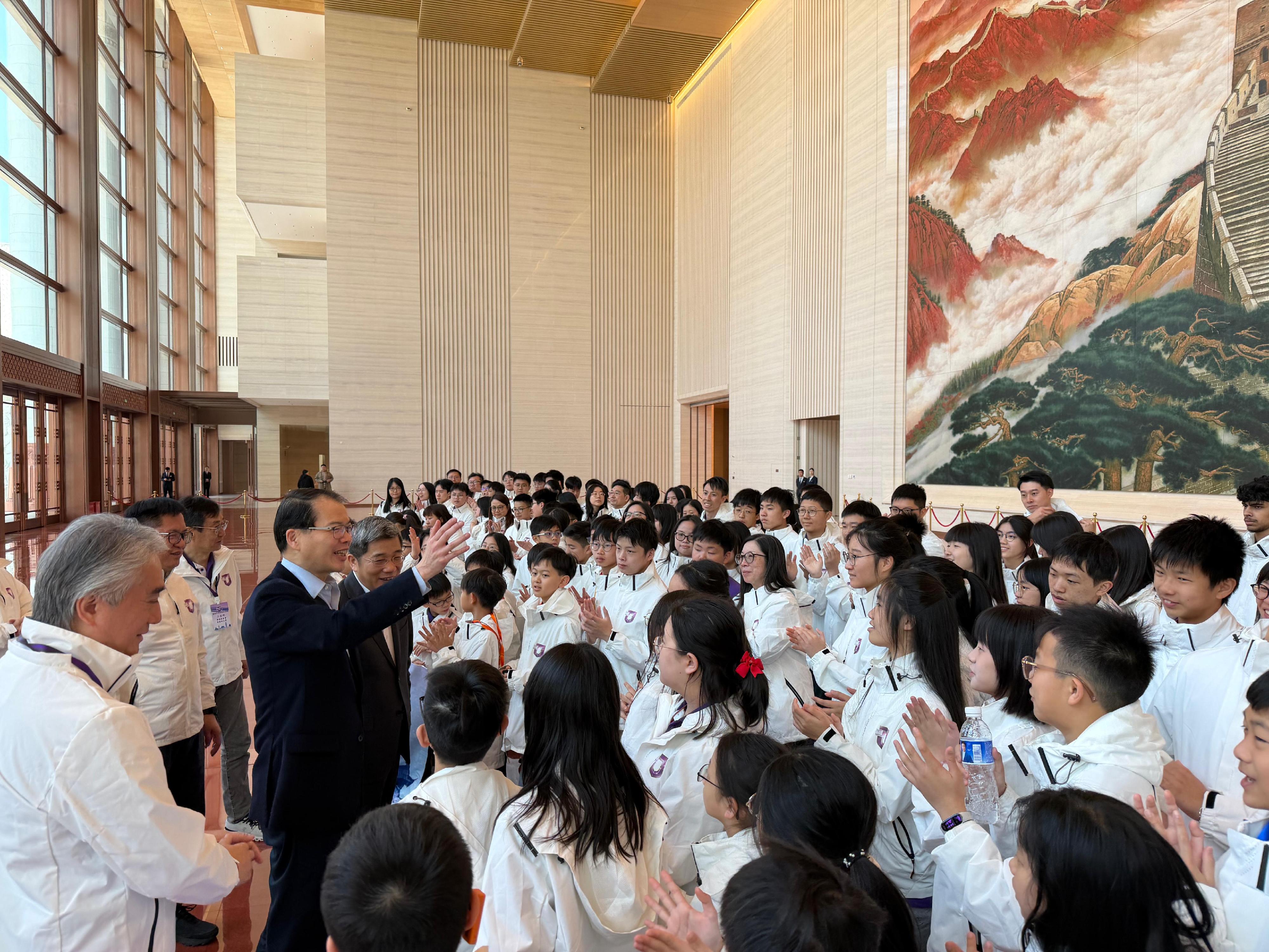 香港特別行政區政府主辦的第三屆國家安全教育參訪團今日（四月三日）下午完成北京和南京行程返港。圖示香港特別行政區維護國家安全委員會秘書長區志光三月三十一日帶領參訪團參觀中國共產黨歷史展覽館。

