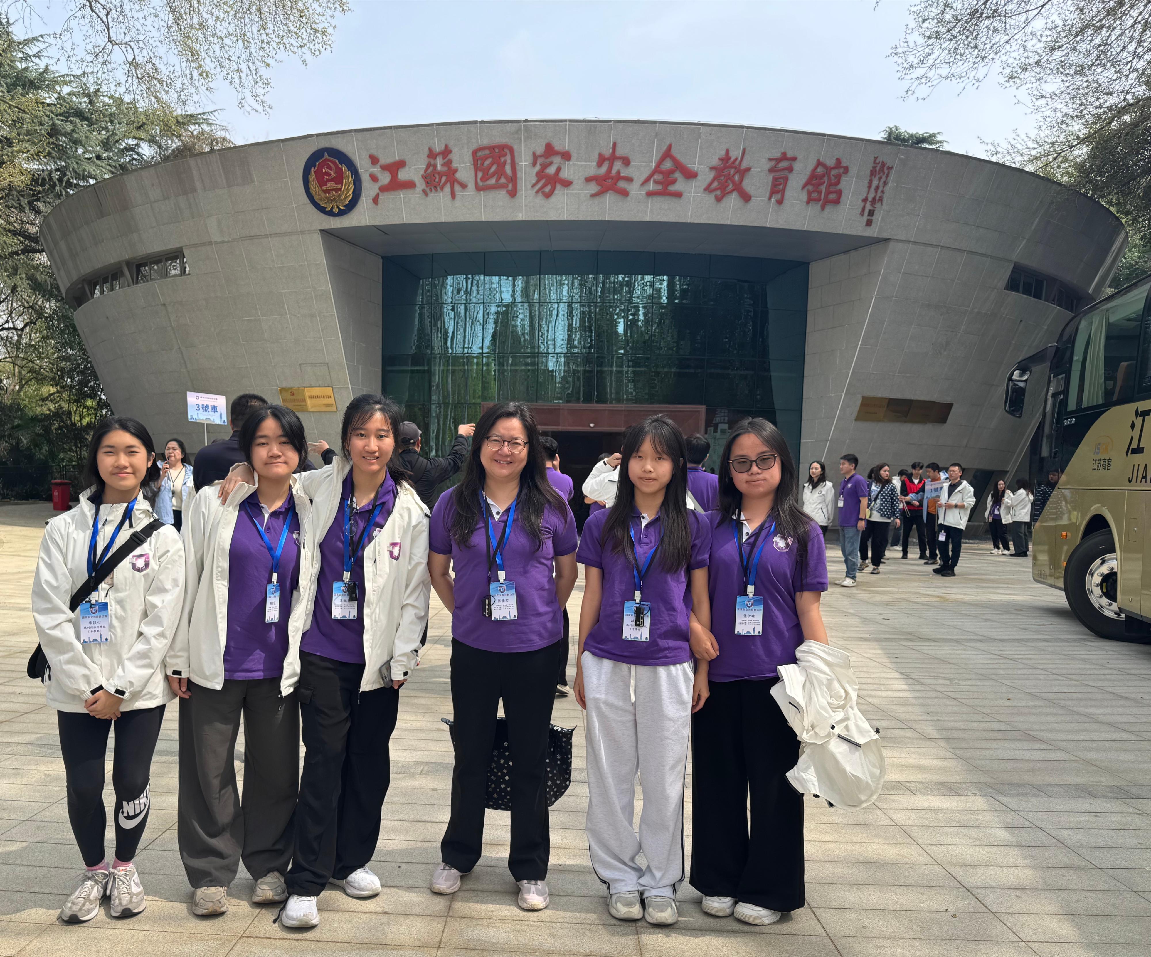 The third National Security Education Study Tour organised by the Hong Kong Special Administrative Region Government concluded the visit to Beijing and Nanjing this afternoon (April 3). Photo shows members of the study tour visiting the Jiangsu National Security Education Museum in Nanjing on April 2.