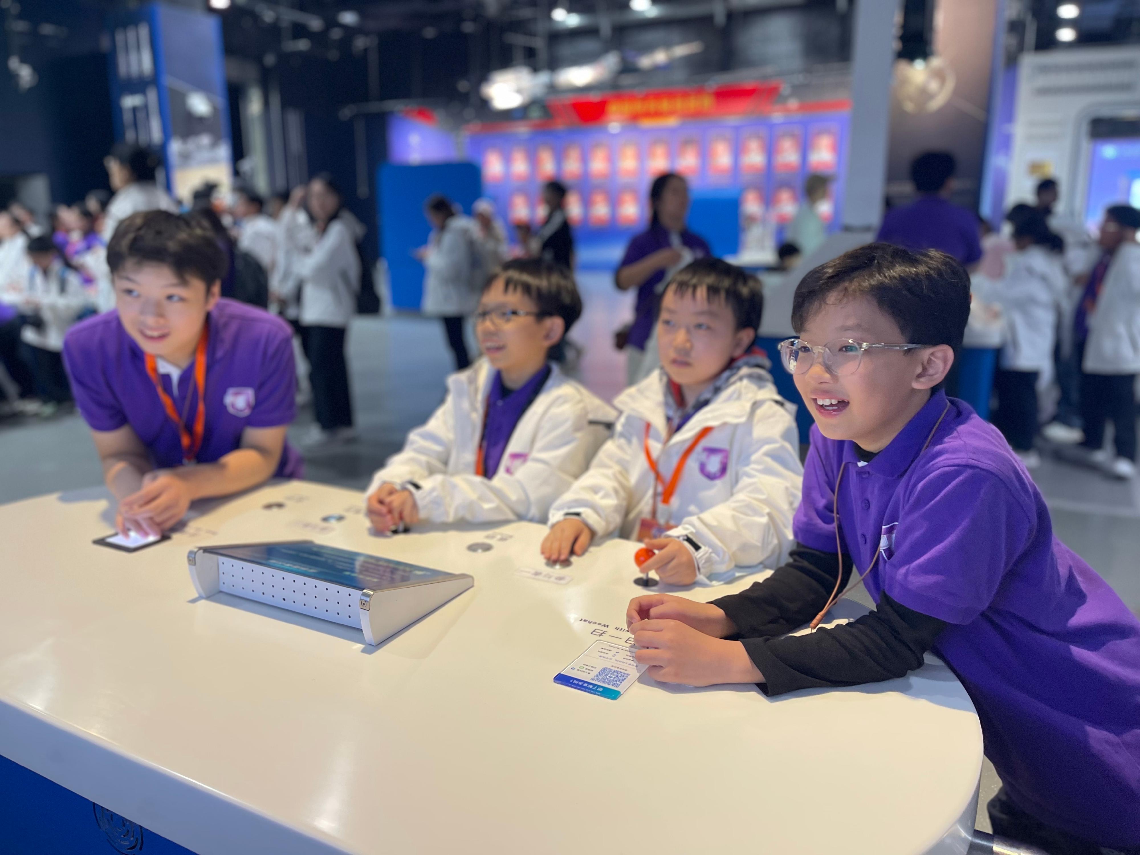 The third National Security Education Study Tour organised by the Hong Kong Special Administrative Region Government concluded the visit to Beijing and Nanjing this afternoon (April 3). Photo shows members of the study tour visiting the China Science and Technology Museum on March 31.