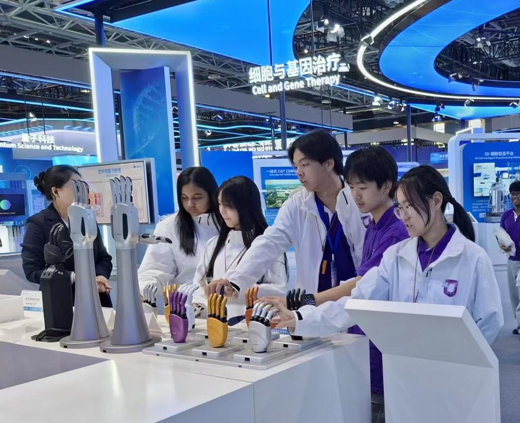 The third National Security Education Study Tour organised by the Hong Kong Special Administrative Region Government concluded the visit to Beijing and Nanjing this afternoon (April 3). Photo shows members of the study tour visiting the Zhongguancun Science and Technology Exhibition Center on March 31.