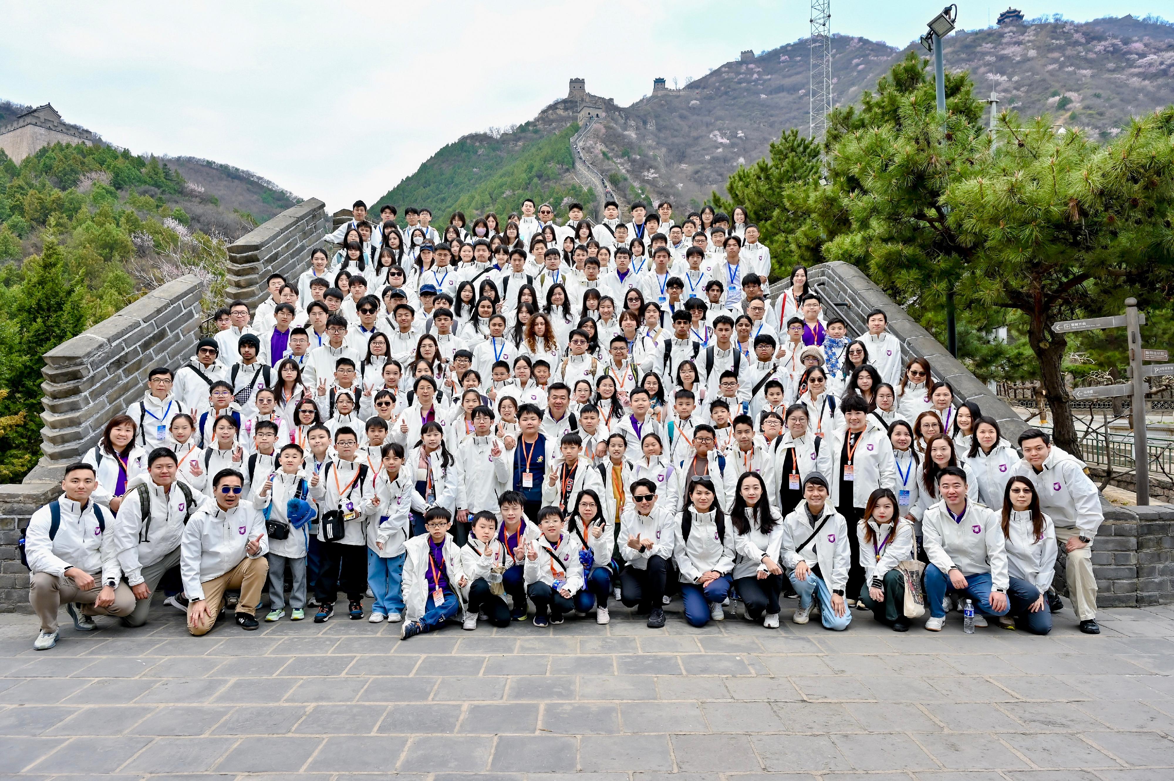 The third National Security Education Study Tour organised by the Hong Kong Special Administrative Region Government concluded the visit to Beijing and Nanjing this afternoon (April 3). Photo shows members of the study tour at the Great Wall on March 29.
