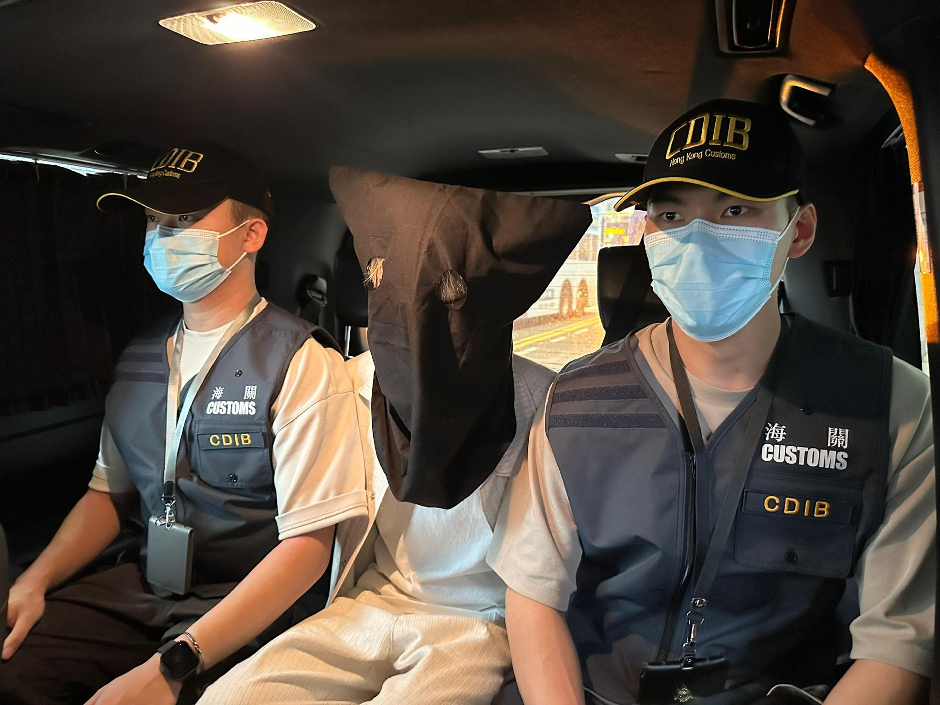 Hong Kong Customs detected a drug trafficking case involving an incoming passenger at Hong Kong International Airport today (April 4) and seized about 4.4 kilograms of suspected heroin with an estimated market value of about $2.9 million. Photo shows the arrested man in the case.