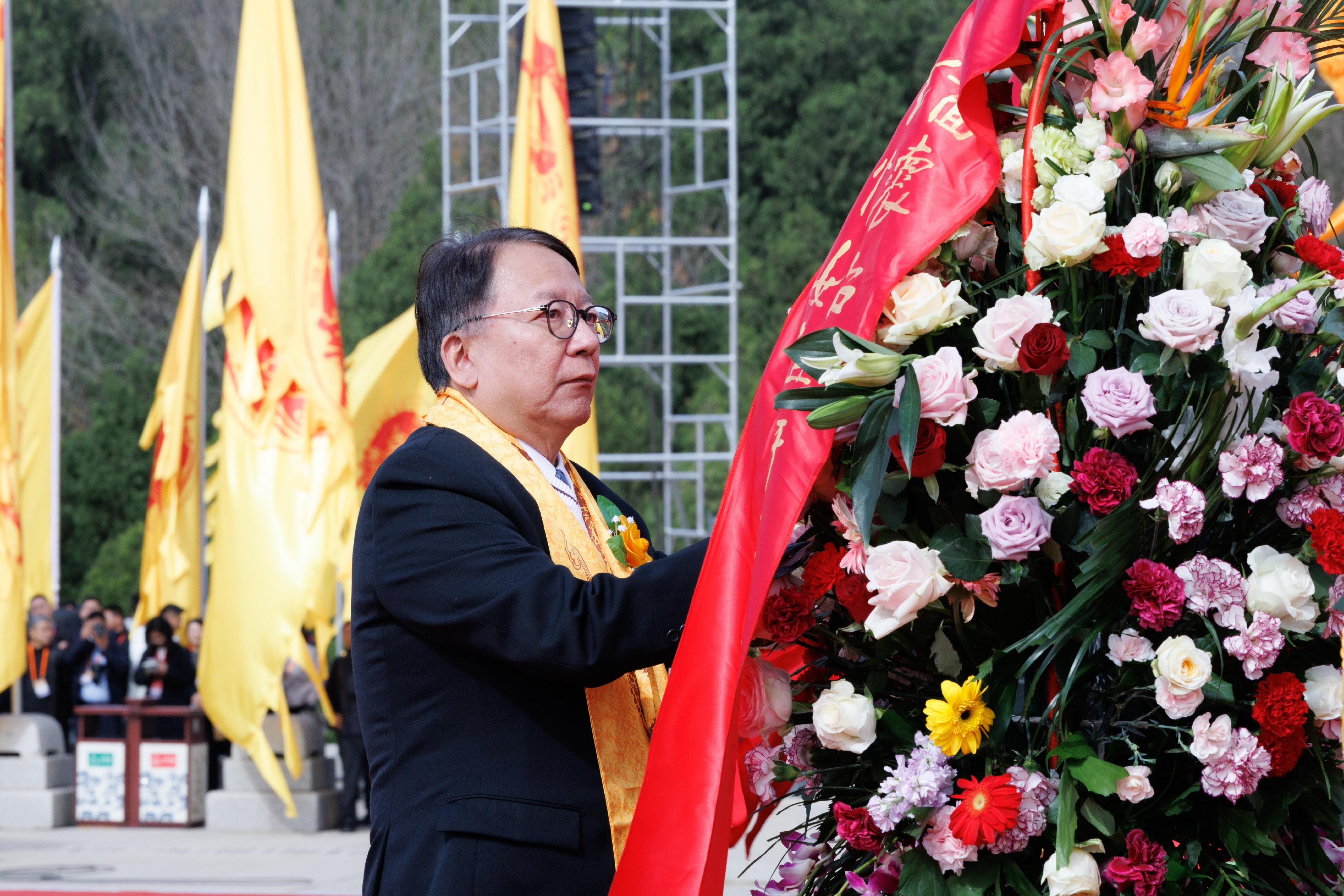 The Chief Secretary for Administration, Mr Chan Kwok-ki, visited Shaanxi Province for two consecutive days from yesterday (April 4). Photo shows Mr Chan attended the memorial ceremony for legendary emperor Huang Di during the Ching Ming Festival today (April 5).