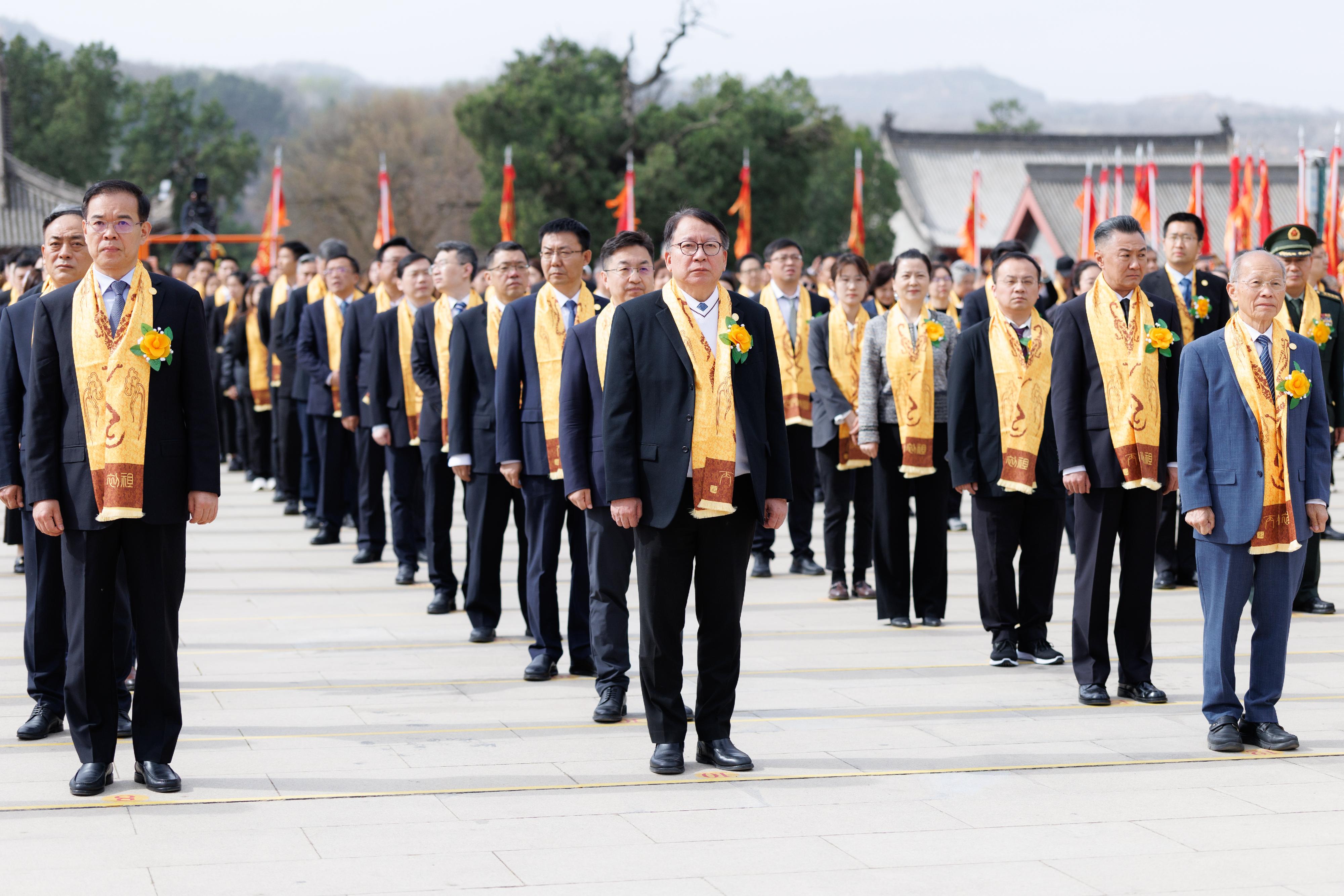 The Chief Secretary for Administration, Mr Chan Kwok-ki, visited Shaanxi Province for two consecutive days from yesterday (April 4). Photo shows Mr Chan (front row, centre) attended the memorial ceremony for legendary emperor Huang Di during the Ching Ming Festival today (April 5).