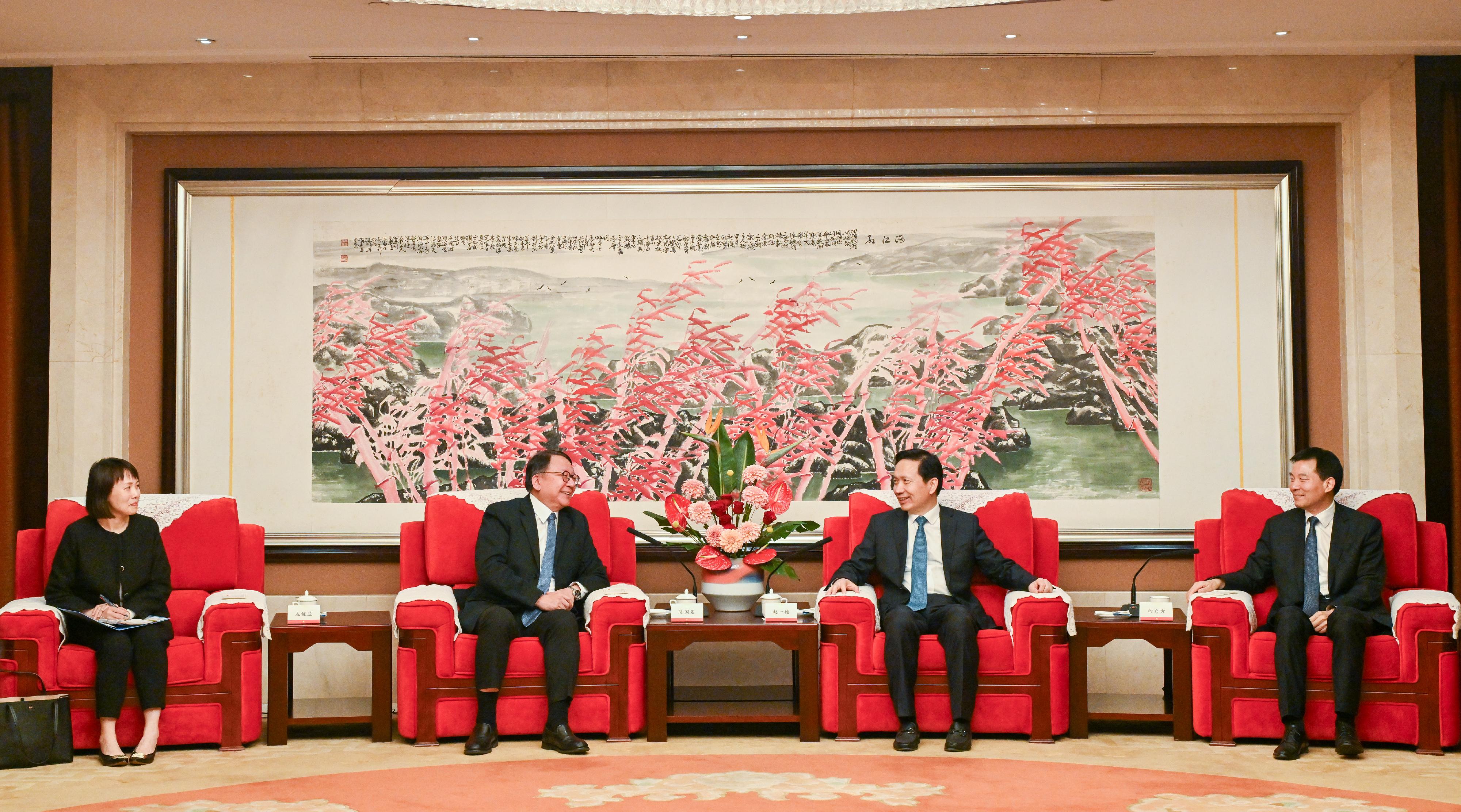 The Chief Secretary for Administration, Mr Chan Kwok-ki, visited Shaanxi Province for two consecutive days from yesterday (April 4). Photo shows Mr Chan (second left) met with the Secretary of the CPC Shaanxi Provincial Committee, Mr Zhao Yide (second right), yesterday. The Executive Deputy Director of the Hong Kong and Macao Work Office of the CPC Central Committee and the Hong Kong and Macao Affairs Office of the State Council, Mr Xu Qifang (first right), also attended the meeting.