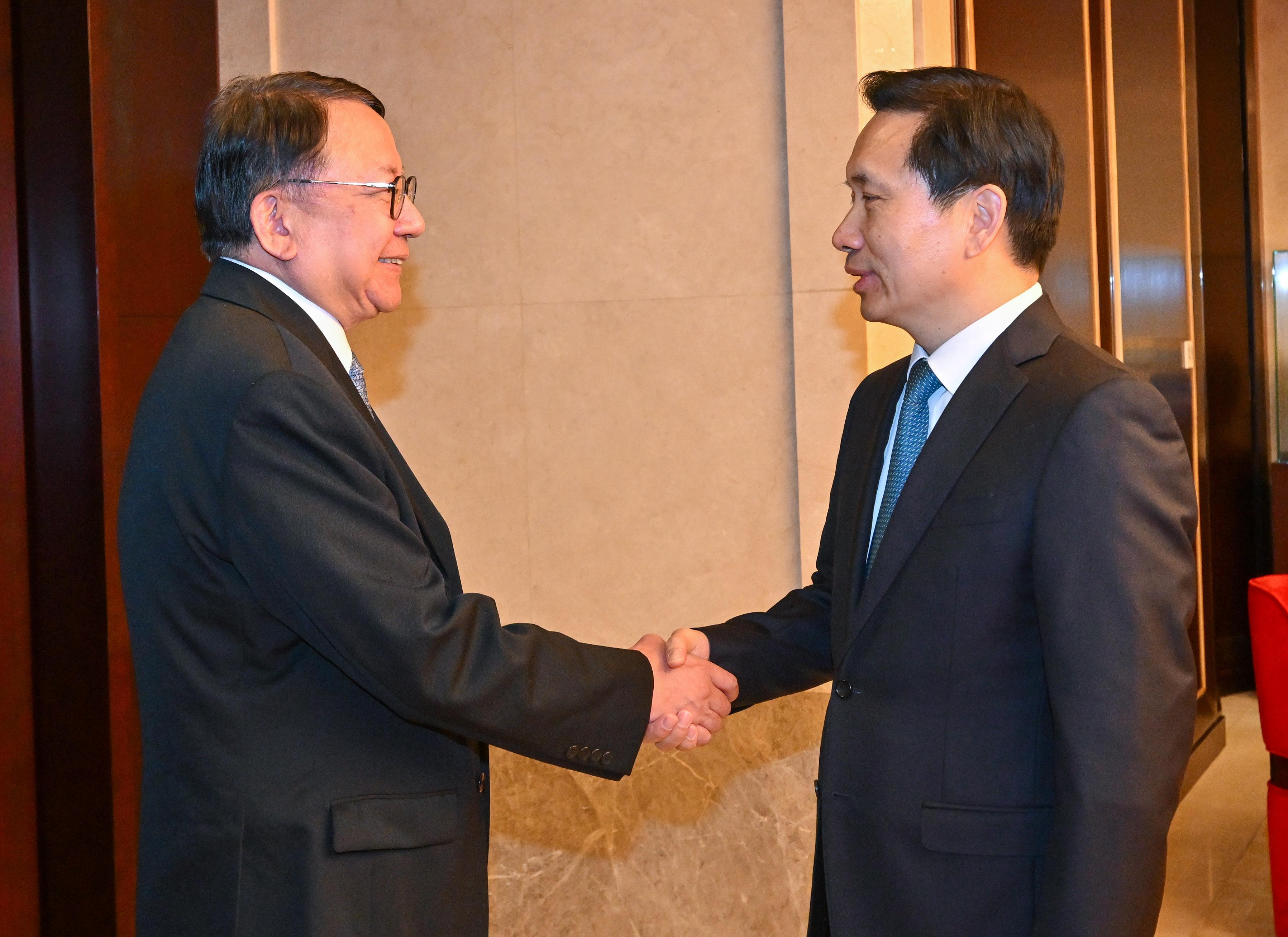 The Chief Secretary for Administration, Mr Chan Kwok-ki, visited Shaanxi Province for two consecutive days from yesterday (April 4). Photo shows Mr Chan (left) met with the Secretary of the CPC Shaanxi Provincial Committee, Mr Zhao Yide (right), yesterday.