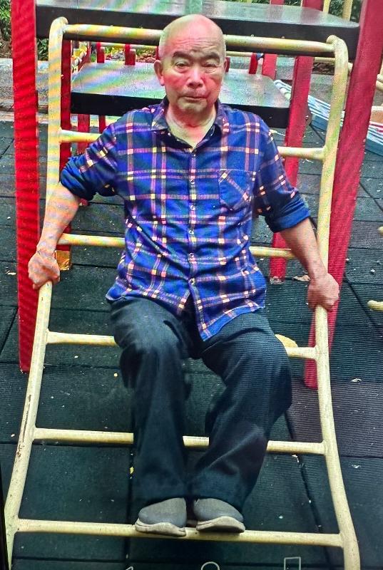 七十九歲男子何成安身高約一點六米，體重約六十公斤，中等身材，圓面型，黃皮膚及蓄短白髮。他最後露面時身穿藍色格仔長袖恤衫、黑色長褲及深藍色鞋，攜有一個黑色斜揹袋。
