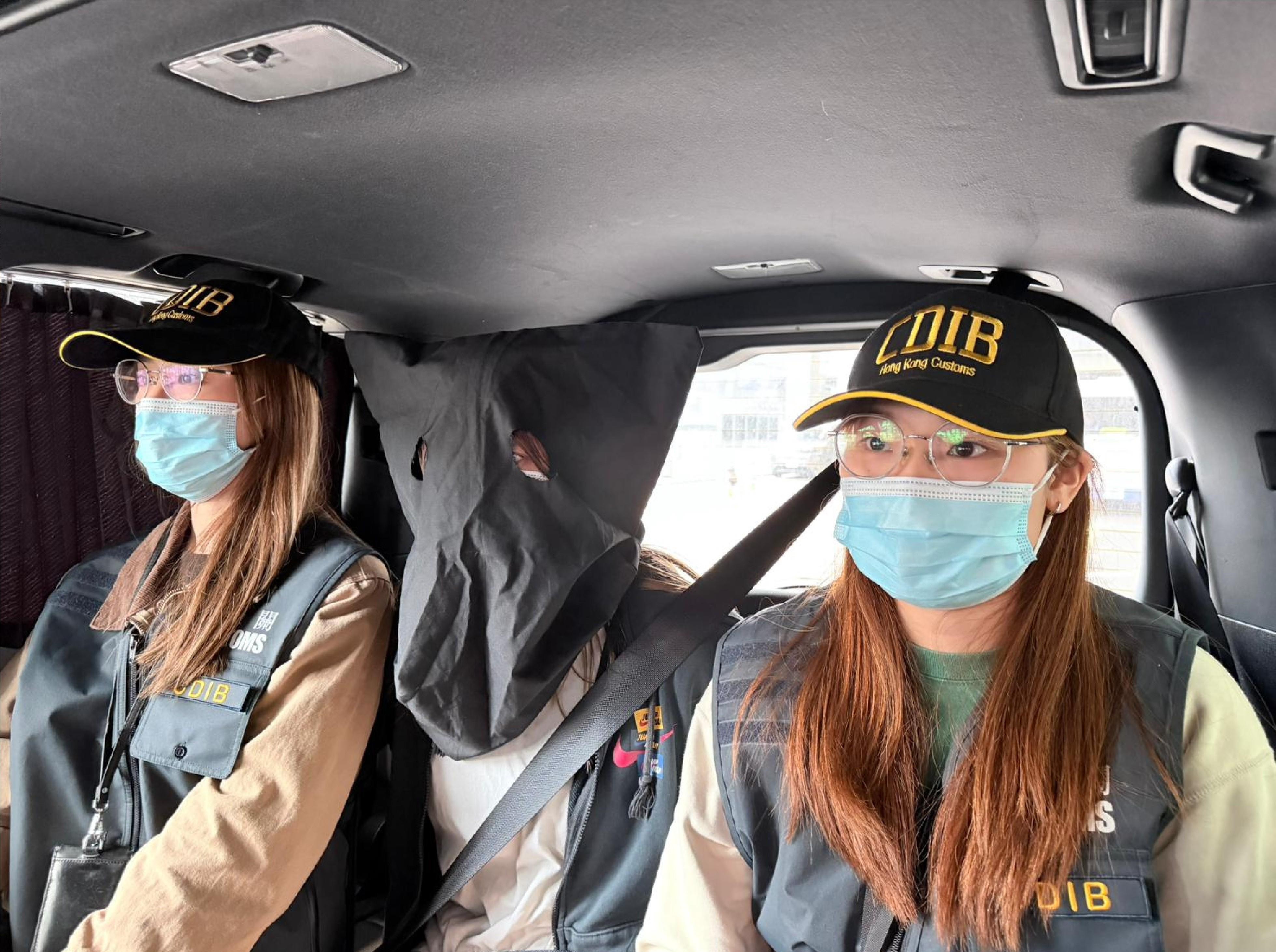 Hong Kong Customs yesterday (April 5) detected two drug trafficking cases involving passengers at Hong Kong International Airport, and seized a total of about 22 kilograms of suspected ketamine, with a total estimated market value of about $9 million. A man and a woman were arrested. Photo shows the arrested woman (centre) involved in the second case.