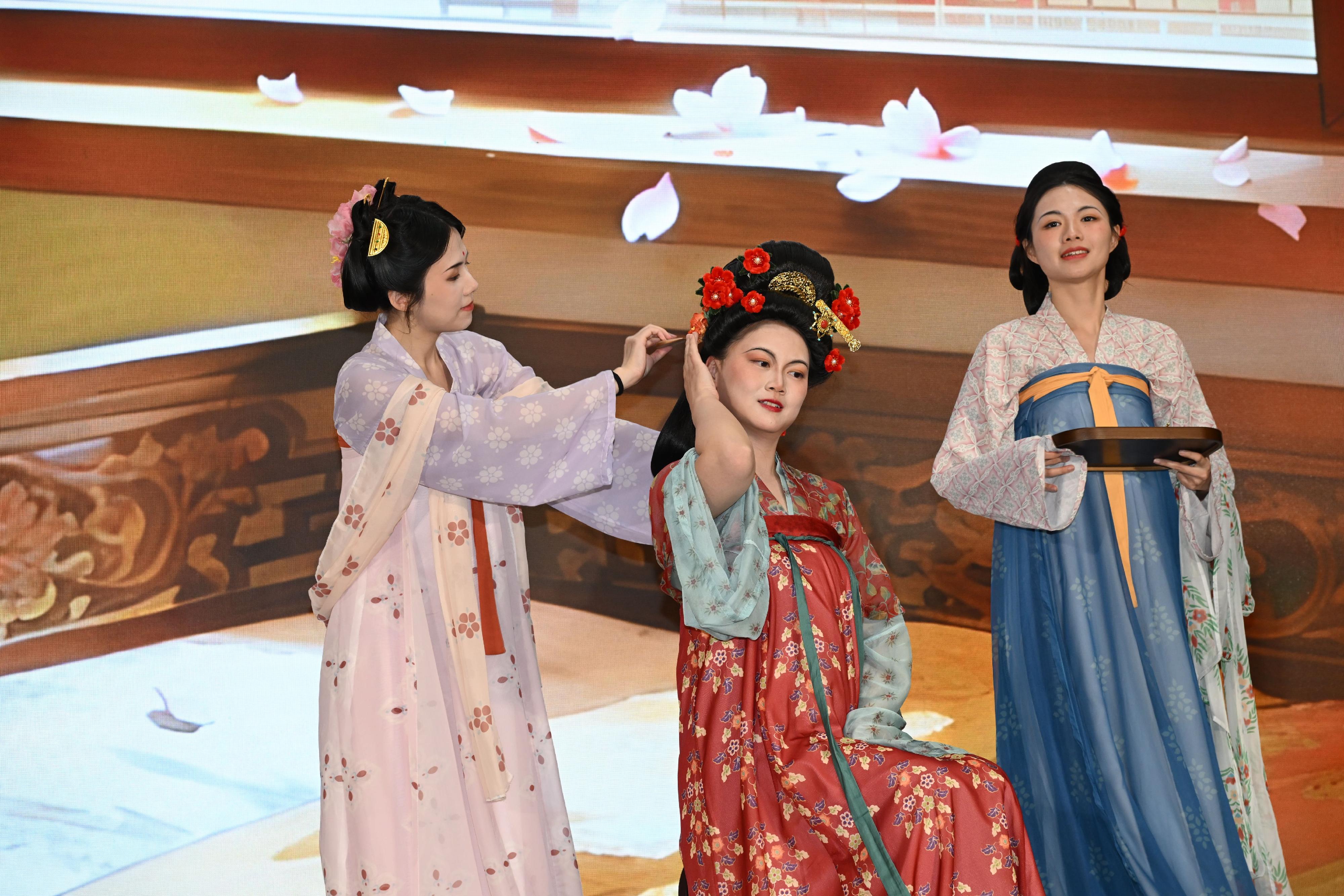The programme briefing of the Chinese Culture Festival 2026 was held today (April 9) at the Hong Kong Cultural Centre. Photo shows a display of Tang attire during the programme briefing. 
