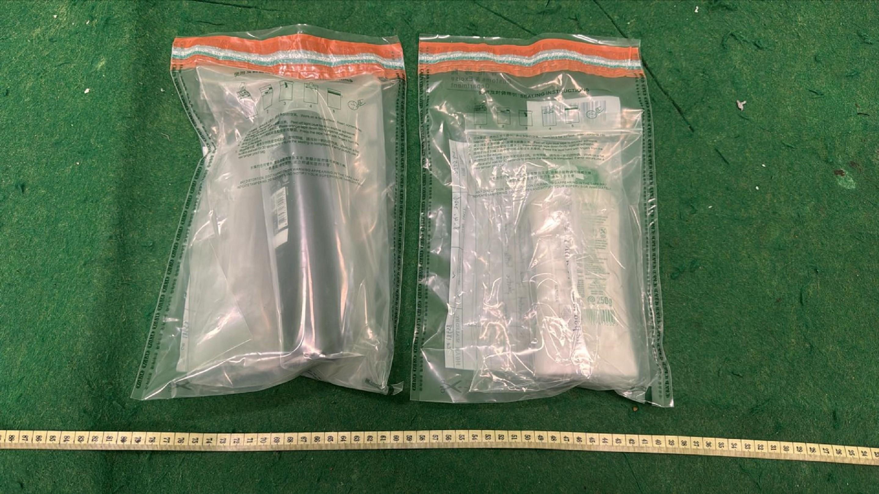 香港海關昨日(四月八日)在香港國際機場偵破兩宗旅客販運毒品的案件,共檢獲約一公斤懷疑搖頭丸,約六百克懷疑液態冰毒以及五件懷疑另類吸煙產品,估計市值共約四十七萬元。圖示第二宗案件中檢獲的懷疑液態冰毒。