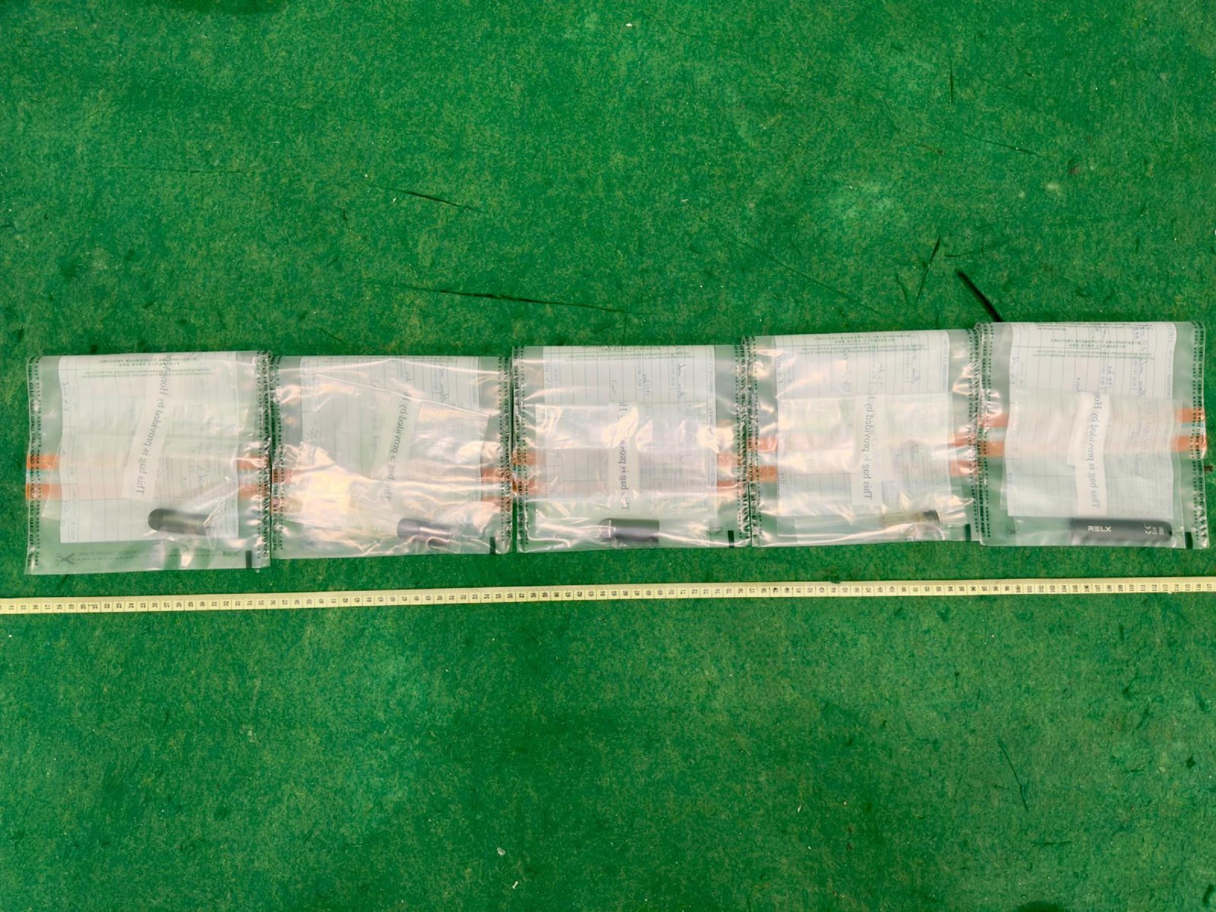 Hong Kong Customs yesterday (April 8) detected two drug trafficking cases involving passengers at Hong Kong International Airport and seized about 1 kilogram of suspected MDMA, about 600 grams of suspected liquid methamphetamine and five pieces of suspected alternative smoking products, with a total estimated market value of about $470,000. Photo shows the suspected alternative smoking products seized in the second case.