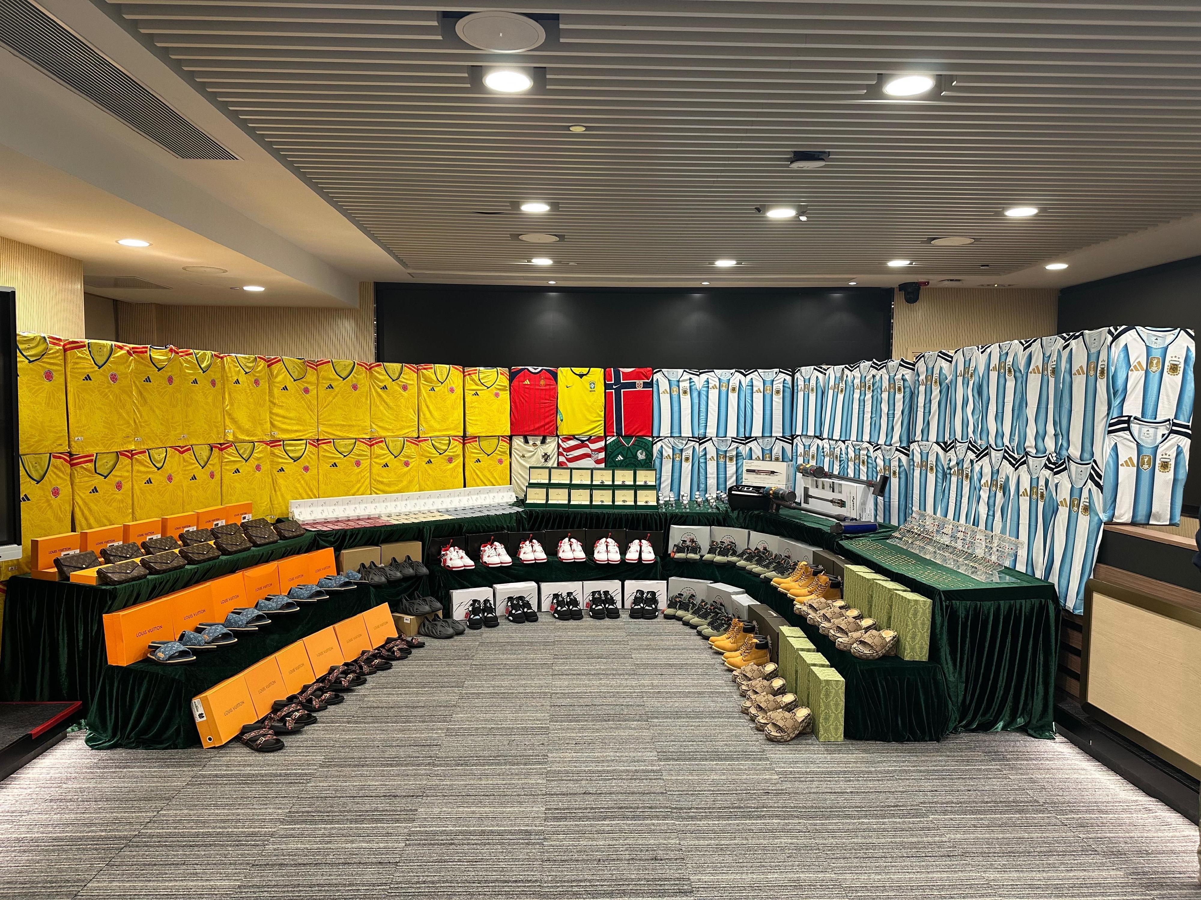 香港海關三月九日至二十七日一連三周採取代號「破曉」的執法行動,打擊跨境轉運及供應本地冒牌和侵權貨物活動。行動中,海關偵破三十七宗相關案件,檢獲約十一萬件懷疑冒牌貨物,估計市值共約六千四百萬元。圖示部分檢獲的懷疑冒牌貨物。