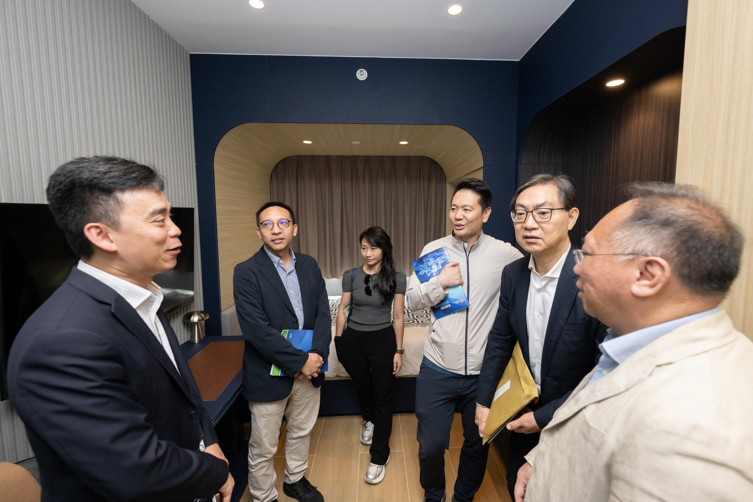 立法會議員今日（四月九日）考察北部都會區的河套深港科技創新合作區香港園區。圖示立法會議員參觀人才公寓。