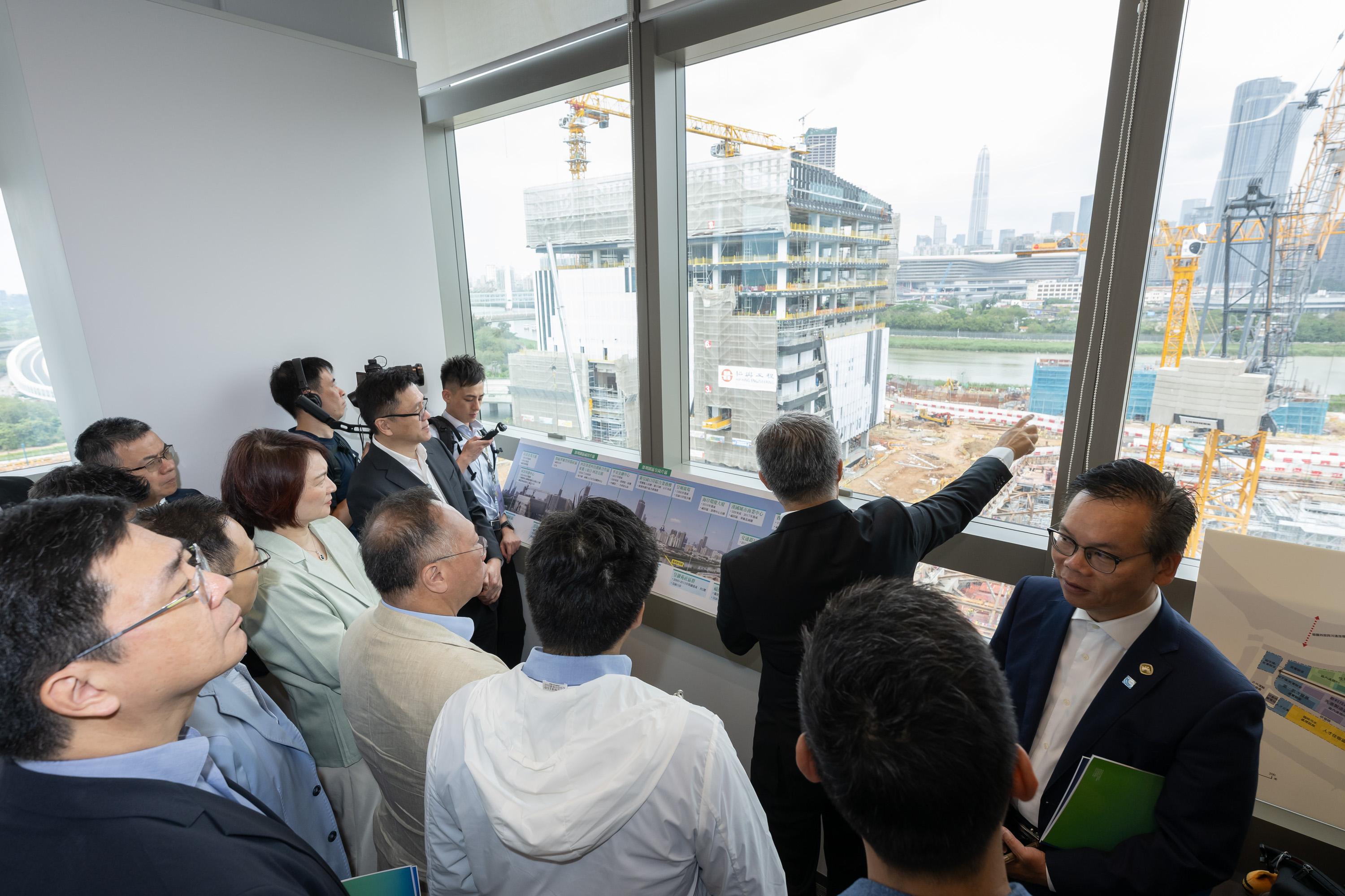 Members of the Legislative Council (LegCo) visit the Hong Kong Park of the Hetao Shenzhen-Hong Kong Science and Technology Innovation Co-operation Zone in the Northern Metropolis today (April 9). Photo shows LegCo Members visiting the Incubation Centre in Building 8 of the Park to overlook the layout of the Hong Kong and Shenzhen Parks within the Loop.
