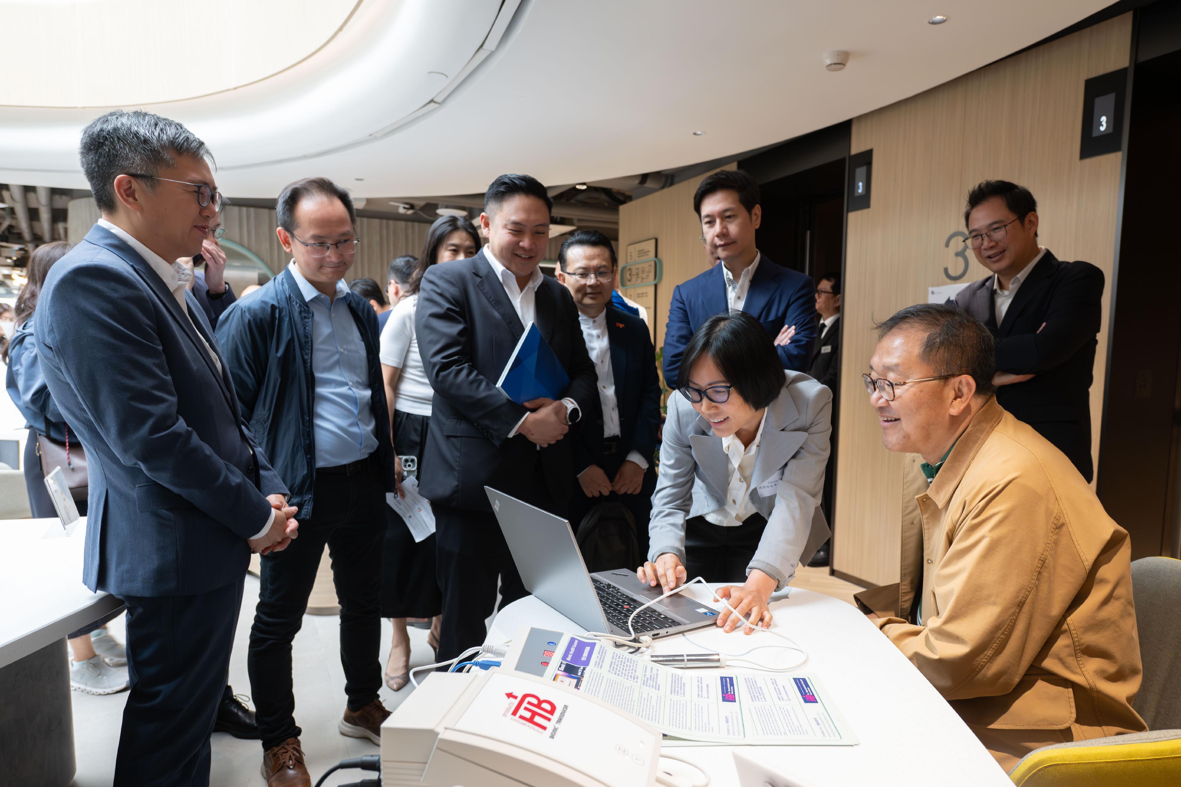 Members of the Legislative Council (LegCo) visit the Hong Kong Park of the Hetao Shenzhen-Hong Kong Science and Technology Innovation Co-operation Zone in the Northern Metropolis today (April 9). Photo shows LegCo Members exchange views with representatives of the enterprises.
